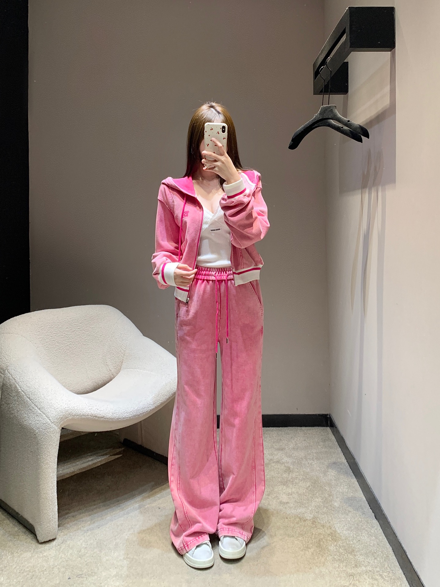 NO:710508,Alexandre* Wang 26Ss early spring new style letter embroidered distressed washed hooded jacket + wide-leg pants suit | Exclusive high-end version!  Reshape the texture expression of street fashion with distressed washing process. The hooded jacket is made of soft and skin-friendly fabrics, and the distressed treatment allows the color to show a natural gradient. Letter embroidery is used as a detail embellishment, which is low-key and recognizable; the loose cut of the wide-leg pants releases a sense of freedom, and the washing process echoes the jacket, and the overall shape is integrated. One suit, two colors, unlocks unlimited possibilities for early spring wear. Ready for sale S/M/L,, jackets & coats, hats,19860909Alexande* Wang 26Ss早春新款 字母刺绣做旧洗水连帽外套+阔腿裤套装丨独家高版出品！用做旧洗水工艺重塑街头时尚的质感表达.连帽外套采用柔软亲肤的面料,做旧处理让色彩呈现出自然的渐变层次,字母刺绣作为细节点缀,低调中透着辨识度；阔腿裤的宽松剪裁释放自在体感,洗水工艺与外套呼应,整体造型浑然一体.一件套装,两种色系,解锁早春穿搭的无限可能.现货发售S/M/L,,jackets & coats,hats,,Women's clothing