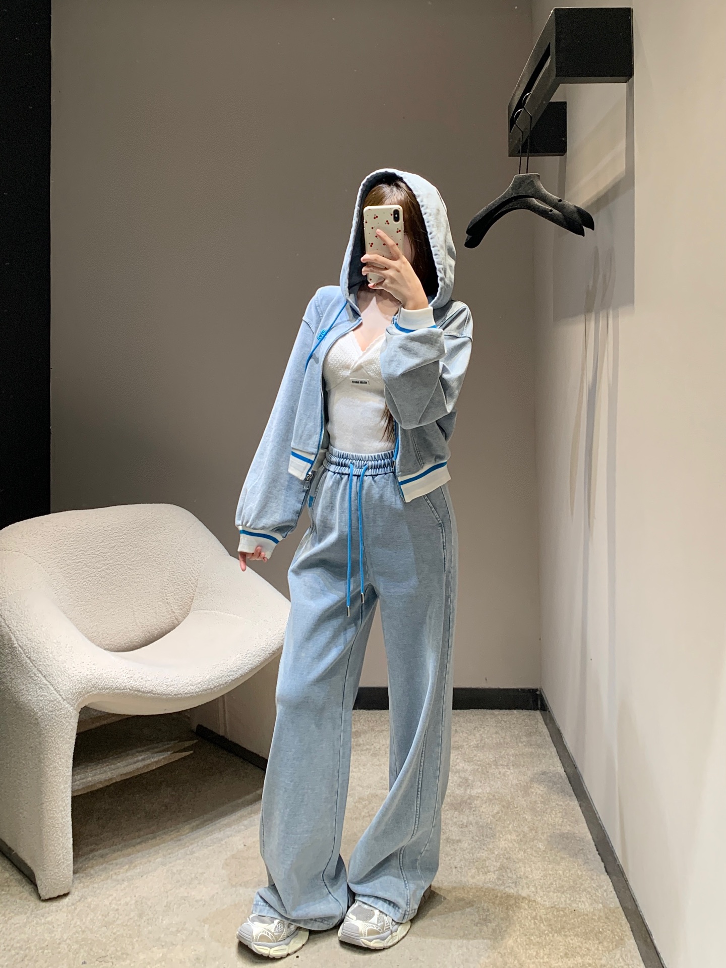 NO:710491,Alexandre* Wang 26Ss early spring new style letter embroidered distressed washed hooded jacket + wide-leg pants suit | Exclusive high-end version!  Reshape the texture expression of street fashion with distressed washing process. The hooded jacket is made of soft and skin-friendly fabrics, and the distressed treatment allows the color to show a natural gradient. Letter embroidery is used as a detail embellishment, which is low-key and recognizable; the loose cut of the wide-leg pants releases a sense of freedom, and the washing process echoes the jacket, and the overall shape is integrated. One suit, two colors, unlocks unlimited possibilities for early spring wear. Ready for sale S/M/L,, jackets & coats, hats,19860909Alexande* Wang 26Ss早春新款 字母刺绣做旧洗水连帽外套+阔腿裤套装丨独家高版出品！用做旧洗水工艺重塑街头时尚的质感表达.连帽外套采用柔软亲肤的面料,做旧处理让色彩呈现出自然的渐变层次,字母刺绣作为细节点缀,低调中透着辨识度；阔腿裤的宽松剪裁释放自在体感,洗水工艺与外套呼应,整体造型浑然一体.一件套装,两种色系,解锁早春穿搭的无限可能.现货发售S/M/L,,jackets & coats,hats,,Women's clothing