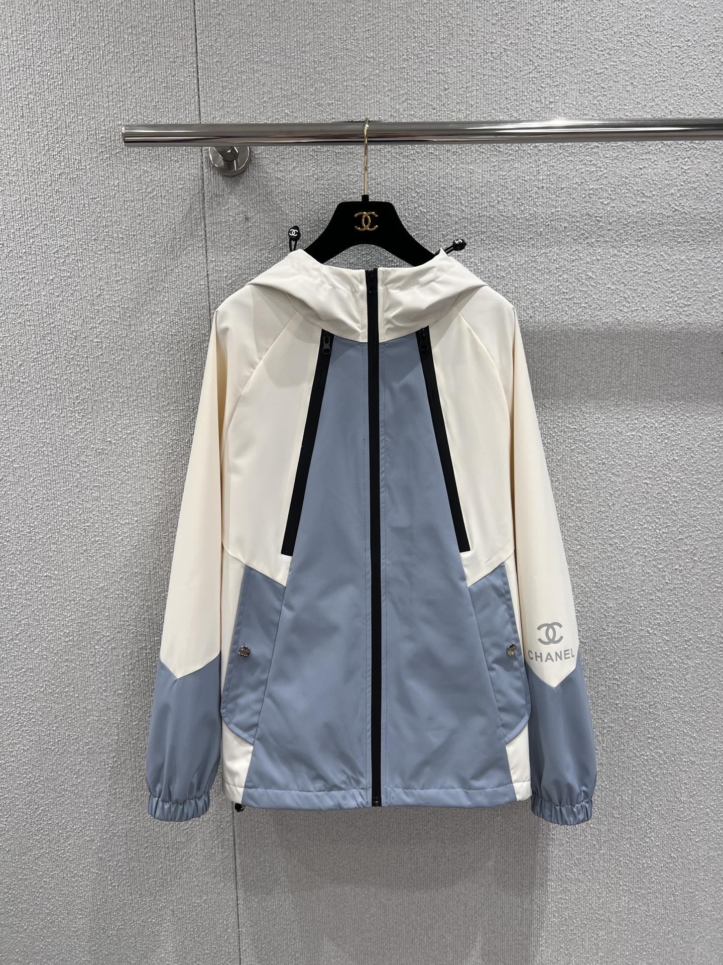 NO:710513,Support exchange Cha*el 26Ss early spring new color-blocked zipper hooded jacket丨Exclusive high-end version!  Classic aesthetics and outdoor functional style are cleverly combined. The contrasting splicing of light mist blue and milky white outlines the unique fresh texture of spring. The soft tones dissolve the toughness of the jacket and add a gentle atmosphere. The hooded design takes into account both practicality and style, and the drawstring details hide exquisite ingenuity; the high-density windproof fabric is light and crisp, which can resist the coolness of early spring.  Morning Breeze can be adapted to the diverse scenarios of daily commuting and leisure travel. The low-key double C logo printed on the sleeves is a silent manifestation of the luxury gene, allowing outdoor styles to have haute couture-like exquisite details, becoming the finishing touch of the early spring wardrobe that is both beautiful and practical. Ready-made S/M/L real shot details, jackets  & coats,hats,19860909支持换款 Cha*el 26Ss早春新款 拼色拉链连帽冲锋衣外套丨独家高版出品！经典美学与户外机能风巧妙融合.浅雾蓝与奶白的撞色拼接,勾勒出春日独有的清新质感,柔和色调消解了冲锋衣的硬朗,更添温婉气息.连帽设计兼顾实用性与造型感,抽绳细节暗藏精致巧思；高密防风面料轻盈挺括,既能抵御早春的微凉晨风,又能适配日常通勤与休闲出行的多元场景.衣袖处低调缀印的双C标识,是奢华基因的无声彰显,让户外风格也能拥有高定般的精致细节,成为早春衣橱里兼具颜值与实穿的点睛之选.现货发售S/M/L实拍细节图,,jackets & coats,hats,,Women's clothing