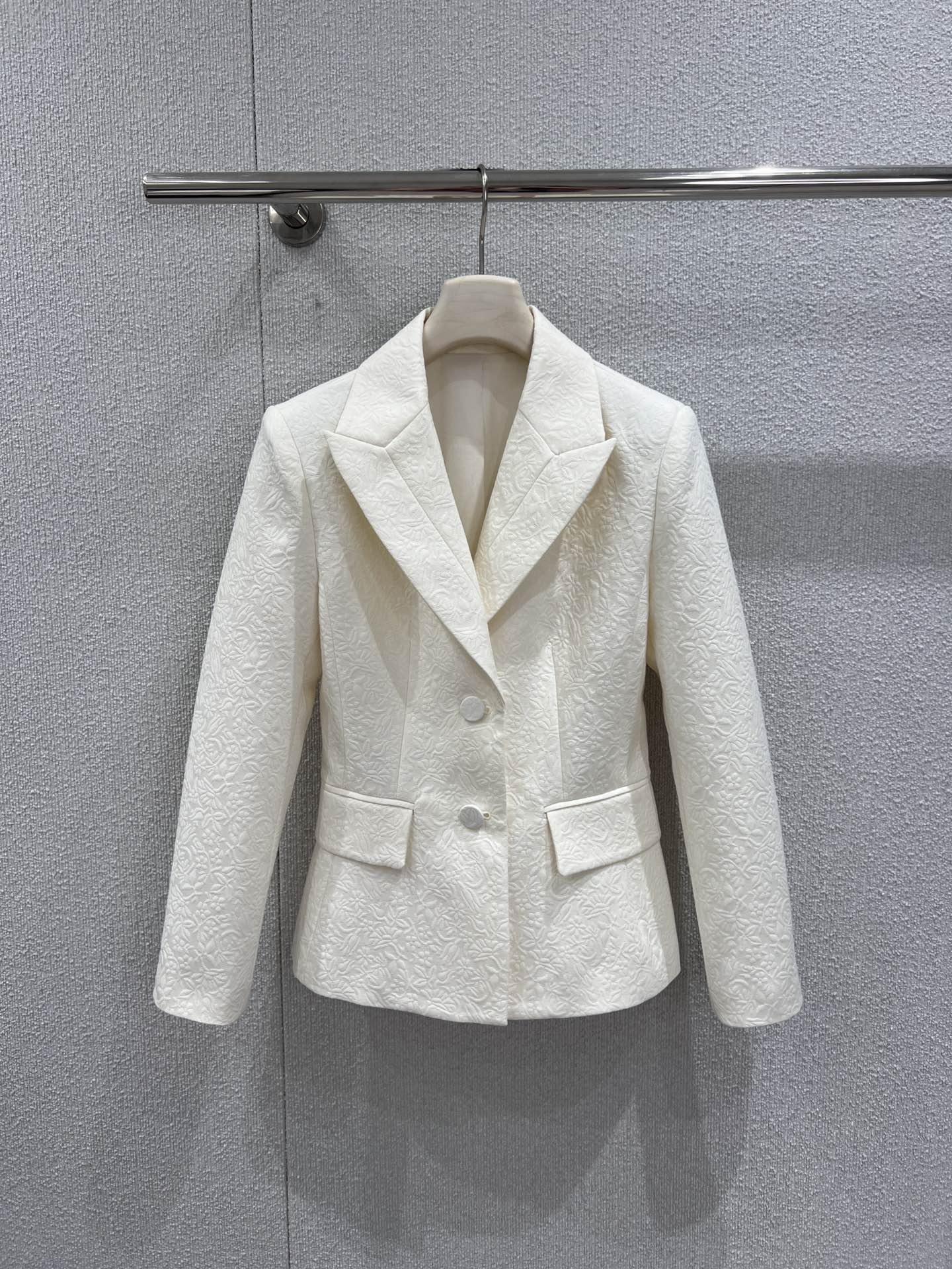 NO:712983,The suit supports exchange. Dio* 26Ss spring and summer new model. Creamy white jacquard dark pattern lapel suit jacket + skirt suit | Exclusive high-end version!  The milky white tone is as warm and soft as butter, and the jacquard dark patterns all over the body are spread out with a low-key relief texture. The texture is delicate and layered, creating a hazy sense of luxury between light and shadow. The suit jacket adopts a classic lapel design, and the waist is neatly cut to outline the waistline. The simple layout of double-breasted buttons weakens the toughness of the suit and adds a bit of femininity; the skirt is presented with an A-line hem, and the drooping skirt swaying when walking.  It forms a visual balance of hardness and softness with the stiffness of the suit. The whole set of ready-made clothes is made of custom-made jacquard fabric, which is stiff yet drapey, soft and sinewy. Whether it is attending a formal occasion or creating a light and luxurious daily style, it can become the core highlight of the style with Dior's unique elegance. Ready-made S/M/L real shot details, dior, dior, skirts, jackets  & coats, business suits,19860909西装支持换款 Dio* 26Ss春夏新款 奶白色提花暗纹翻领西装外套+半身裙套装丨独家高版出品！奶白色调如奶油般温润柔和,周身的提花暗纹以低调的浮雕质感铺开,纹理细腻且富有层次,在光影间晕开朦胧的高级感.西装外套采用经典翻领设计,收腰剪裁利落勾勒腰线,双排扣的简约布局弱化了西装的硬朗感,添上几分柔媚；半身裙则以A字大摆呈现,垂坠的裙摆行走间摇曳生姿,与西装的挺括形成刚柔并济的视觉平衡.整套成衣选用定制提花面料,挺括不失垂坠,柔软又具筋骨,无论是出席正式场合还是打造轻奢日常造型,都能以迪奥独有的优雅风骨,成为造型的核心亮点.现货发售S/M/L实拍细节图,,dior,dior,skirts,jackets & coats,business suit,,Women's clothing