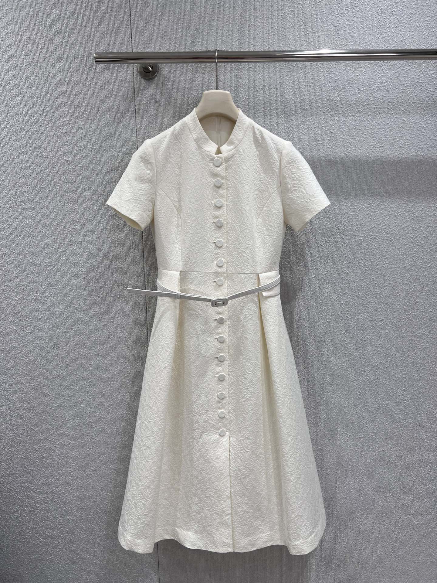 NO:710524,Supports exchange Dio* 2025FW new autumn and winter embossed jacquard stand collar long dress丨Exclusive high-end version!  The fusion of oriental aesthetics and French elegance is carved with high-end craftsmanship. The three-dimensional relief jacquard craftsmanship covers the skirt and outlines delicate texture levels on the pure white fabric. Every inch of the texture is hidden with craftsmanship. The classic stand-up collar design blends the elegance of Chinese cheongsam, and the neat short-sleeved tailoring adds a modern and modern atmosphere. The single row of pearl-textured buttons hangs from the collar to the skirt, becoming a visual dynamic.  The finishing touch of the line. The detachable belt at the waist tightens the graceful waistline, and the slit skirt 19860909支持换款 Dio* 2025FW秋冬新款 浮雕提花立领长款连衣裙丨独家高版出品！以高定工艺雕琢东方美学与法式优雅的交融.立体浮雕提花工艺铺满裙身,在纯白面料上勾勒出细腻的纹理层次,每一寸肌理都藏着匠心质感；经典立领设计糅合中式旗袍的婉约,利落的短袖剪裁又添现代摩登气息,单排珍珠质感纽扣从领口垂落至裙摆,成为视觉动线的点睛之笔.腰间可拆卸腰带收束出曼妙腰线,开衩裙摆随步履摇曳生姿,长款廓形既保留了秋冬的仪式感,又能适配晚宴、名媛下午茶等多元场景,让优雅在不同时刻都能自然流露.现货发售S/M/L实拍细节图,,dior,skirts,T-shirt,,Women's clothing