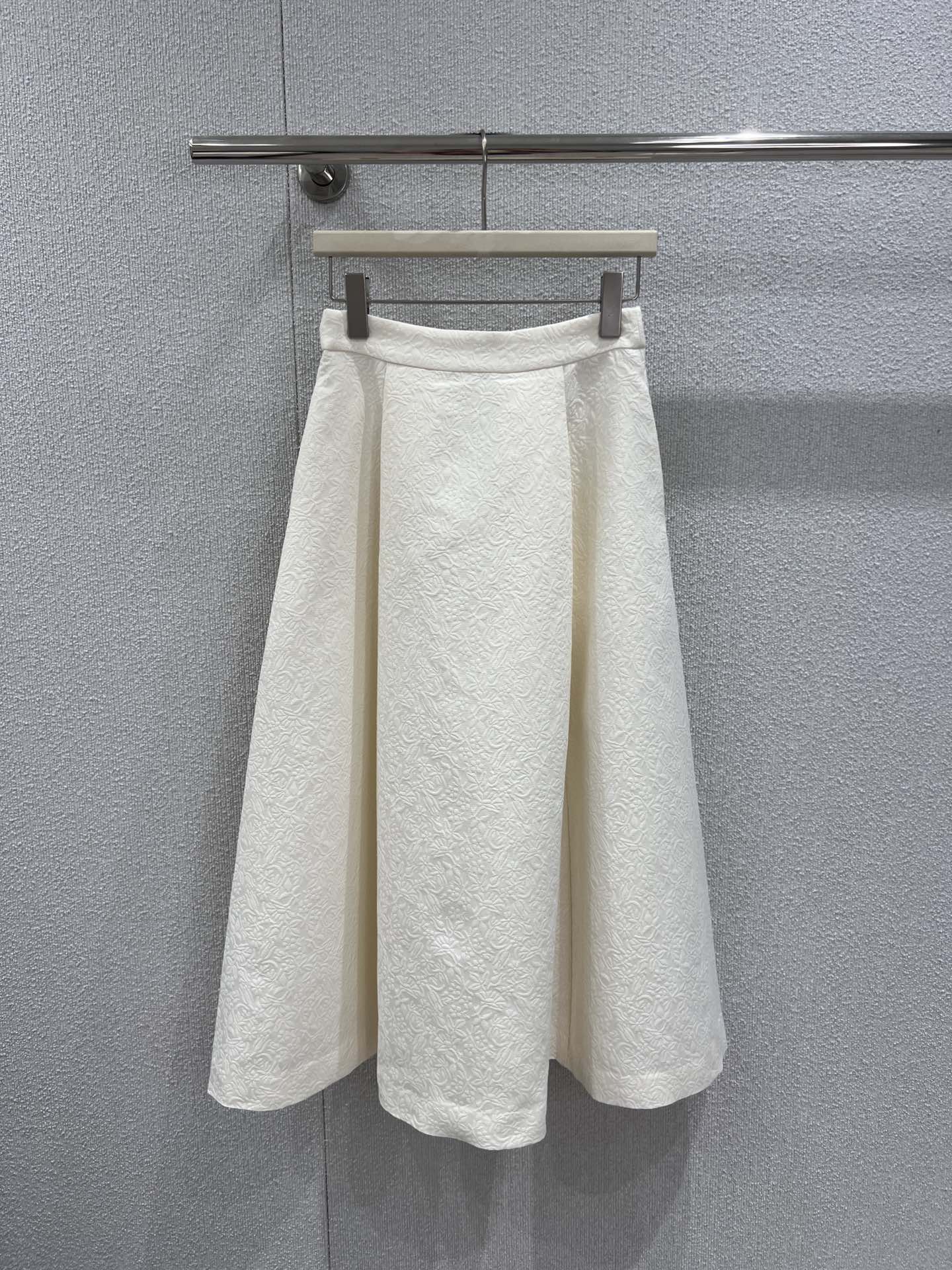 NO:712980,Supports exchange Dio* 26Ss new spring and summer milk white jacquard dark pattern lapel suit jacket + skirt suit丨Exclusive high-end version!  The milky white tone is as warm and soft as butter, and the jacquard dark patterns all over the body are spread out with a low-key relief texture. The texture is delicate and layered, creating a hazy sense of luxury between light and shadow. The suit jacket adopts a classic lapel design, and the waist is neatly cut to outline the waistline. The simple layout of double-breasted buttons weakens the toughness of the suit and adds a bit of femininity; the skirt is presented with an A-line hem, and the drooping skirt swaying when walking.  It forms a visual balance of hardness and softness with the stiffness of the suit. The whole set of ready-made clothes is made of custom-made jacquard fabric, which is stiff yet drapey, soft and sinewy. Whether it is attending a formal occasion or creating a light and luxurious daily style, it can become the core highlight of the style with Dior's unique elegance. Ready-made S/M/L real shot details, dior, dior, skirts, jackets  & coats, business suits,19860909支持换款 Dio* 26Ss春夏新款 奶白色提花暗纹翻领西装外套+半身裙套装丨独家高版出品！奶白色调如奶油般温润柔和,周身的提花暗纹以低调的浮雕质感铺开,纹理细腻且富有层次,在光影间晕开朦胧的高级感.西装外套采用经典翻领设计,收腰剪裁利落勾勒腰线,双排扣的简约布局弱化了西装的硬朗感,添上几分柔媚；半身裙则以A字大摆呈现,垂坠的裙摆行走间摇曳生姿,与西装的挺括形成刚柔并济的视觉平衡.整套成衣选用定制提花面料,挺括不失垂坠,柔软又具筋骨,无论是出席正式场合还是打造轻奢日常造型,都能以迪奥独有的优雅风骨,成为造型的核心亮点.现货发售S/M/L实拍细节图,,dior,dior,skirts,jackets & coats,business suit,,Women's clothing