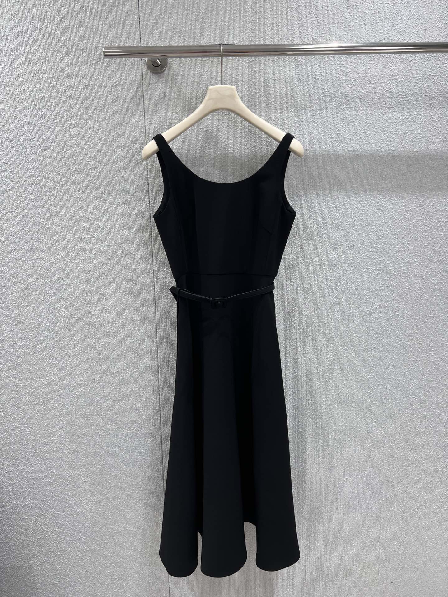 NO:712995,Support exchange Dio* 26Ss early spring new U-neck wool silk slim belt vest dress丨Exclusive high version!  The blended fabric of wool and silk combines the stiffness of wool and the smoothness of silk. The luster flows between light and shadow, showing a light and luxurious texture. The classic U-neck design cleverly outlines the clavicle line, revealing the graceful curvature of the shoulder and neck. The slim cut fits the body shape without being tight. The thin belt of the same color is the finishing touch, accurately tightening the waistline and making the overall silhouette  It is more neat and neat. The A-line skirt naturally hangs from the waist, swaying with a smart rhythm when walking. Whether it is attending a dinner, a date or daily luxury wear, it can become the core highlight of the style with Dior's unique high-end sense. Ready-made S/M/L real shot details,, dior, dior, skirts, real  silk,19860909支持换款 Dio* 26Ss早春新款 U领羊毛真丝修身腰带背心连衣裙丨独家高版出品！羊毛与真丝的混纺面料,糅合了羊毛的挺括与真丝的柔滑,光泽感在光影间流转,尽显轻奢质感.经典的U领设计巧妙勾勒锁骨线条,露出优美的肩颈弧度,修身剪裁贴合身形却不紧绷,同色系细腰带作为点睛之笔,精准收束腰线,让整体廓形更显利落,A字裙摆从腰际自然垂落,行走间摇曳出灵动的韵律.无论是出席晚宴、约会还是日常轻奢穿搭,都能以迪奥独有的高级感,成为造型的核心亮点.现货发售S/M/L实拍细节图,,dior,dior,skirts,real silk,,Women's clothing