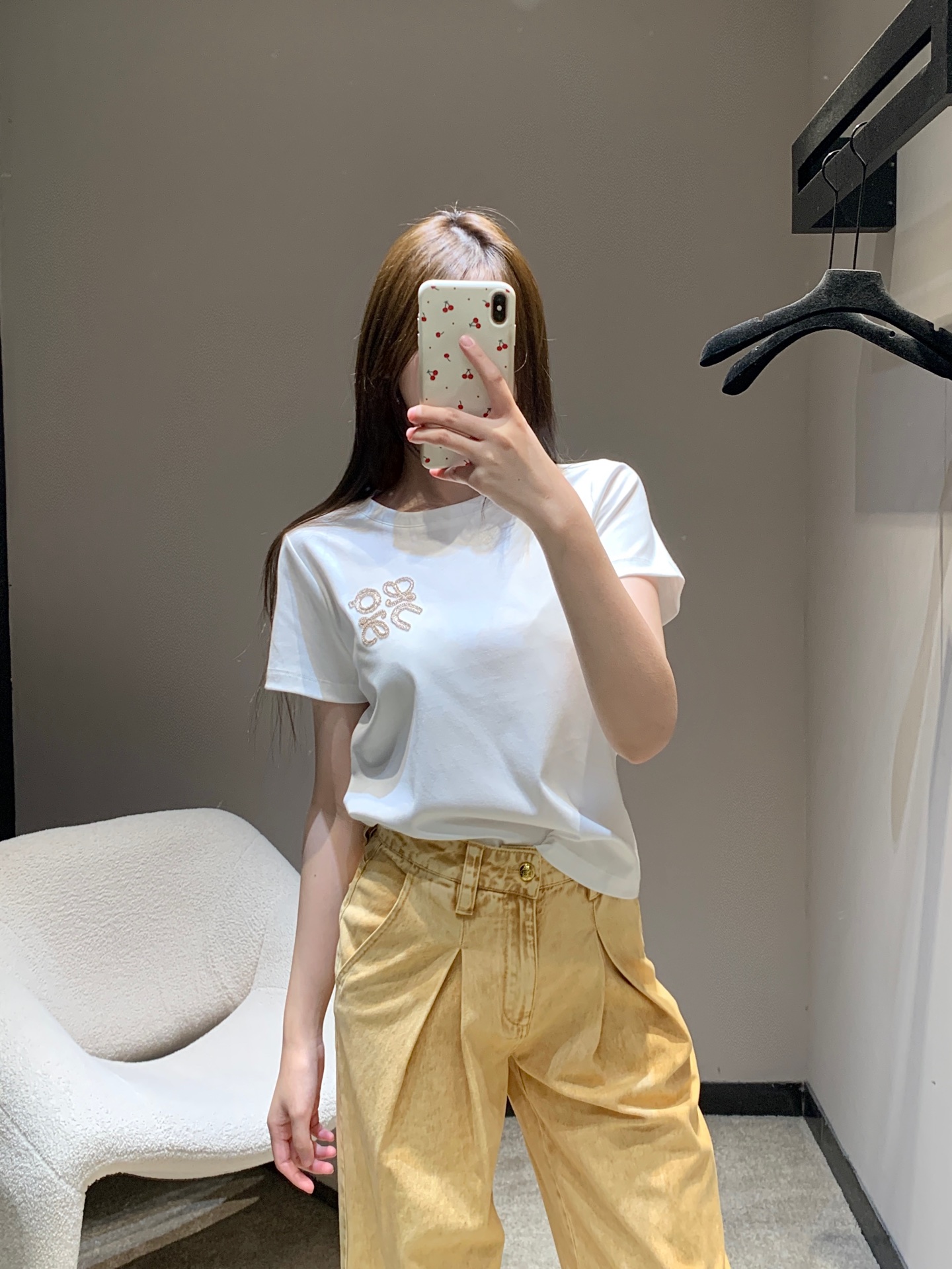 NO:710523,Loew* 26Ss early spring new logo embroidered round neck short-sleeved T-shirt | Exclusive high-end version!  Selected high-thread-count pure cotton fabric, soft and delicate to the touch, yet stiff, close to the skin and breathable, perfect for early spring wear. The Anagram embroidery logo on the chest is the finishing touch of the design, using three-dimensional embroidery technology, with a full and three-dimensional texture, classic black and white colors, and a round neck cut that fits the neck line.  The slightly loose version is extremely tolerant to various body shapes. Whether worn alone to create a casual daily look, this T-shirt can become a versatile item in the early spring wardrobe with its low-key luxury. Available in stock S/M/L, loewe, T-shirt, tees, t-shirt,19860909Loew* 26Ss早春新款 logo刺绣圆领短袖T恤丨独家高版出品！精选高支数纯棉面料,触感柔软细腻且兼具挺括度,贴身穿戴亲肤透气,完美适配早春的穿着需求.胸前的Anagram刺绣标识是设计的点睛之笔,采用立体绣线工艺,纹理饱满立体,经典黑白两色,圆领剪裁贴合颈部线条,微宽松的版型对各种身形都有极好的包容度.无论是单穿打造随性的日常造型,这件T恤都能以低调的奢华感,成为早春衣橱里的百搭刚需单品.现货发售S/M/L,,loewe,T-shirt,tees，t-shirt,,Women's clothing