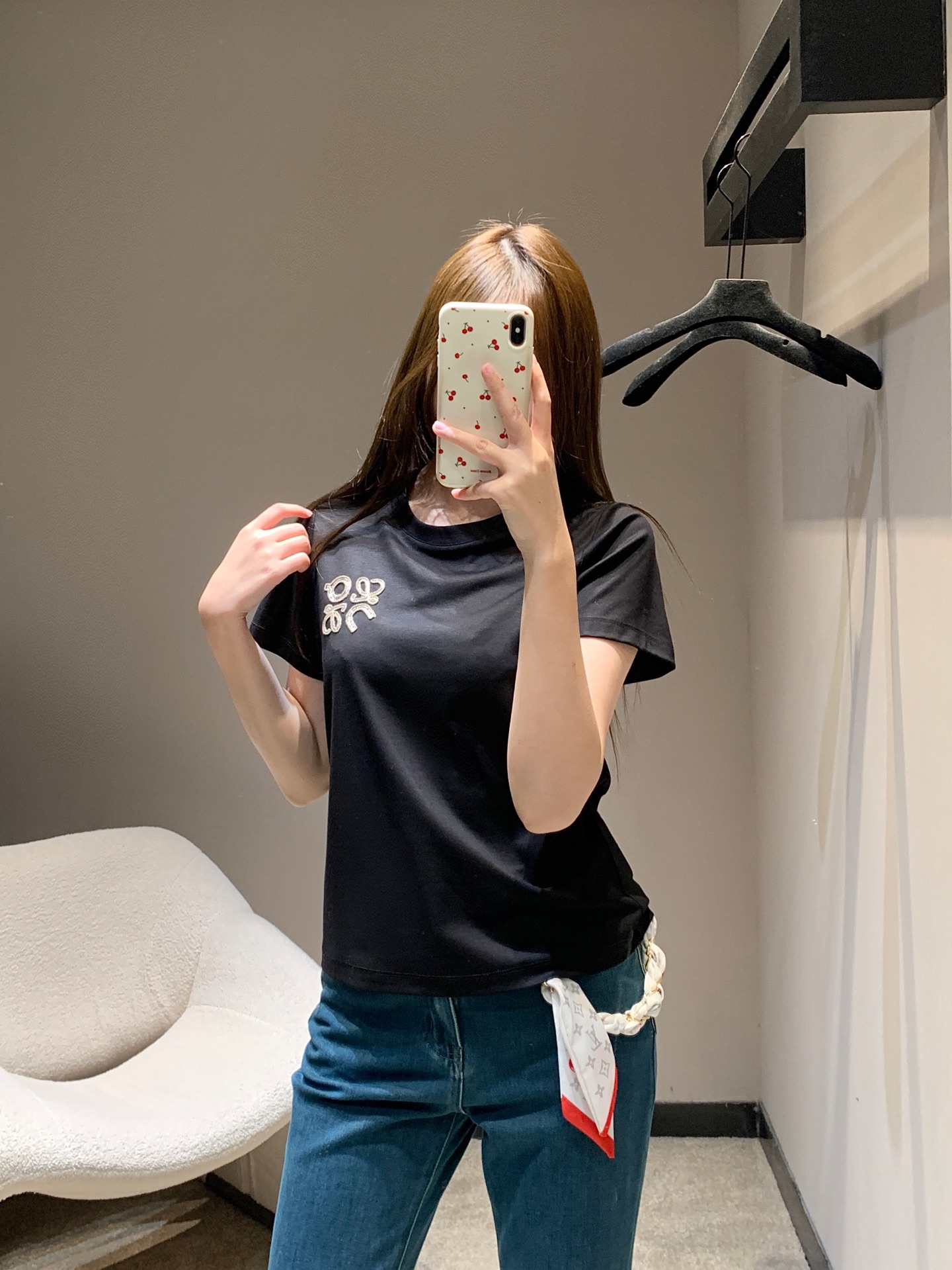 NO:710519,Loew* 26Ss early spring new logo embroidered round neck short-sleeved T-shirt | Exclusive high-end version!  Selected high-thread-count pure cotton fabric, soft and delicate to the touch, yet stiff, close to the skin and breathable, perfect for early spring wear. The Anagram embroidery logo on the chest is the finishing touch of the design, using three-dimensional embroidery technology, with a full and three-dimensional texture, classic black and white colors, and a round neck cut that fits the neck line.  The slightly loose version is extremely tolerant to various body shapes. Whether worn alone to create a casual daily look, this T-shirt can become a versatile item in the early spring wardrobe with its low-key luxury. Available in stock S/M/L, loewe, T-shirt, tees, t-shirt,19860909Loew* 26Ss早春新款 logo刺绣圆领短袖T恤丨独家高版出品！精选高支数纯棉面料,触感柔软细腻且兼具挺括度,贴身穿戴亲肤透气,完美适配早春的穿着需求.胸前的Anagram刺绣标识是设计的点睛之笔,采用立体绣线工艺,纹理饱满立体,经典黑白两色,圆领剪裁贴合颈部线条,微宽松的版型对各种身形都有极好的包容度.无论是单穿打造随性的日常造型,这件T恤都能以低调的奢华感,成为早春衣橱里的百搭刚需单品.现货发售S/M/L,,loewe,T-shirt,tees，t-shirt,,Women's clothing