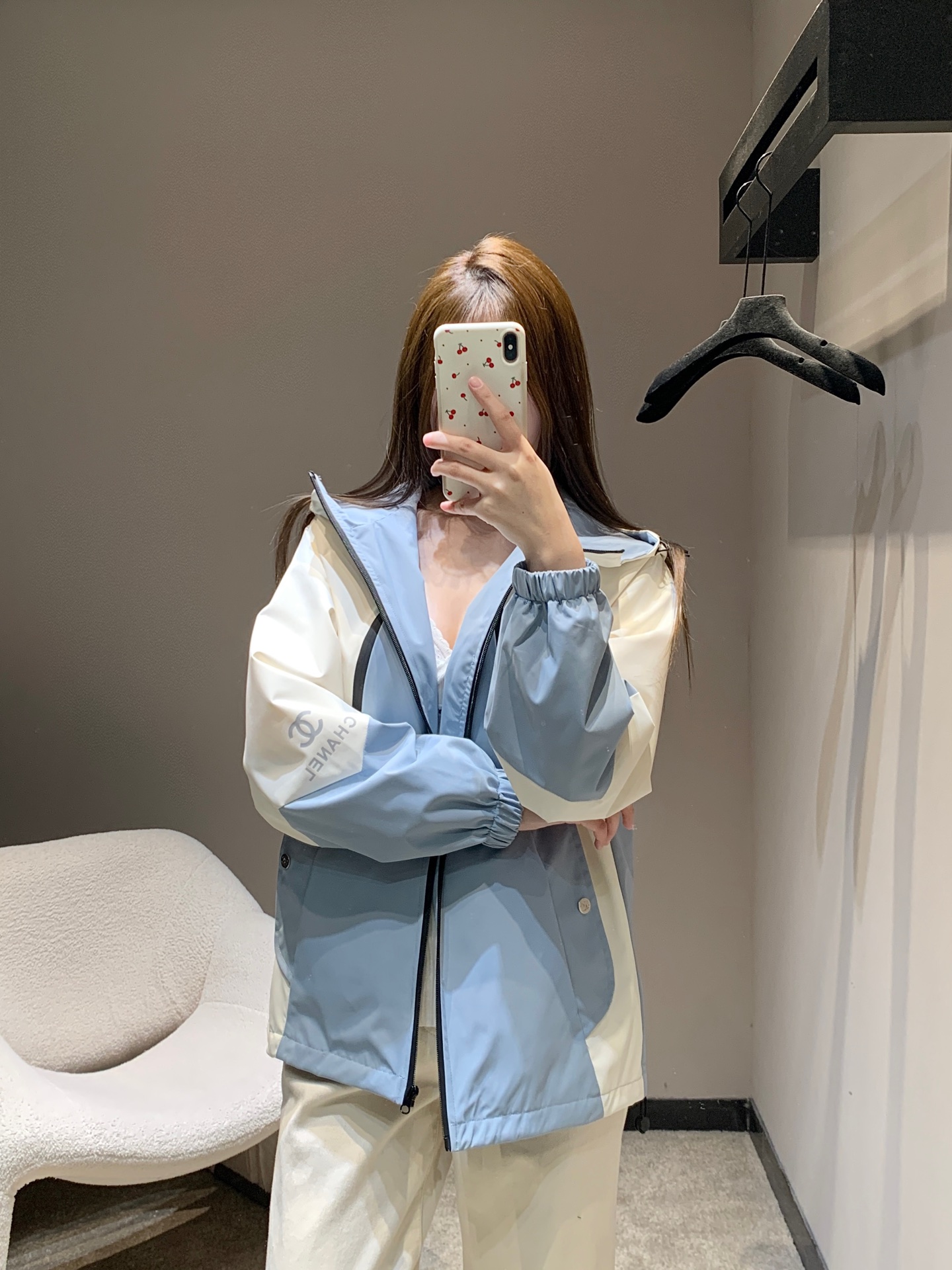 NO:710515,Cha*el 26Ss early spring new color-blocked zipper hooded jacket丨Exclusive high-end version!  Classic aesthetics and outdoor functional style are cleverly combined. The contrasting splicing of light mist blue and milky white outlines the unique fresh texture of spring. The soft tones dissolve the toughness of the jacket and add a gentle atmosphere. The hood design takes into account both practicality and style, and the drawstring details hide exquisite ingenuity; the high-density windproof fabric is light and crisp, which can withstand the cold weather of early spring.  The cool morning breeze is suitable for various scenarios of daily commuting and leisure travel. The low-key double C logo printed on the sleeves is a silent manifestation of the luxury gene, allowing outdoor styles to have haute couture-like exquisite details, becoming the finishing touch of the early spring wardrobe that is both beautiful and practical. Available now in S/M/L,, jackets  & coats,hats,19860909Cha*el 26Ss早春新款 拼色拉链连帽冲锋衣外套丨独家高版出品！经典美学与户外机能风巧妙融合.浅雾蓝与奶白的撞色拼接,勾勒出春日独有的清新质感,柔和色调消解了冲锋衣的硬朗,更添温婉气息.连帽设计兼顾实用性与造型感,抽绳细节暗藏精致巧思；高密防风面料轻盈挺括,既能抵御早春的微凉晨风,又能适配日常通勤与休闲出行的多元场景.衣袖处低调缀印的双C标识,是奢华基因的无声彰显,让户外风格也能拥有高定般的精致细节,成为早春衣橱里兼具颜值与实穿的点睛之选.现货发售S/M/L,,jackets & coats,hats,,Women's clothing