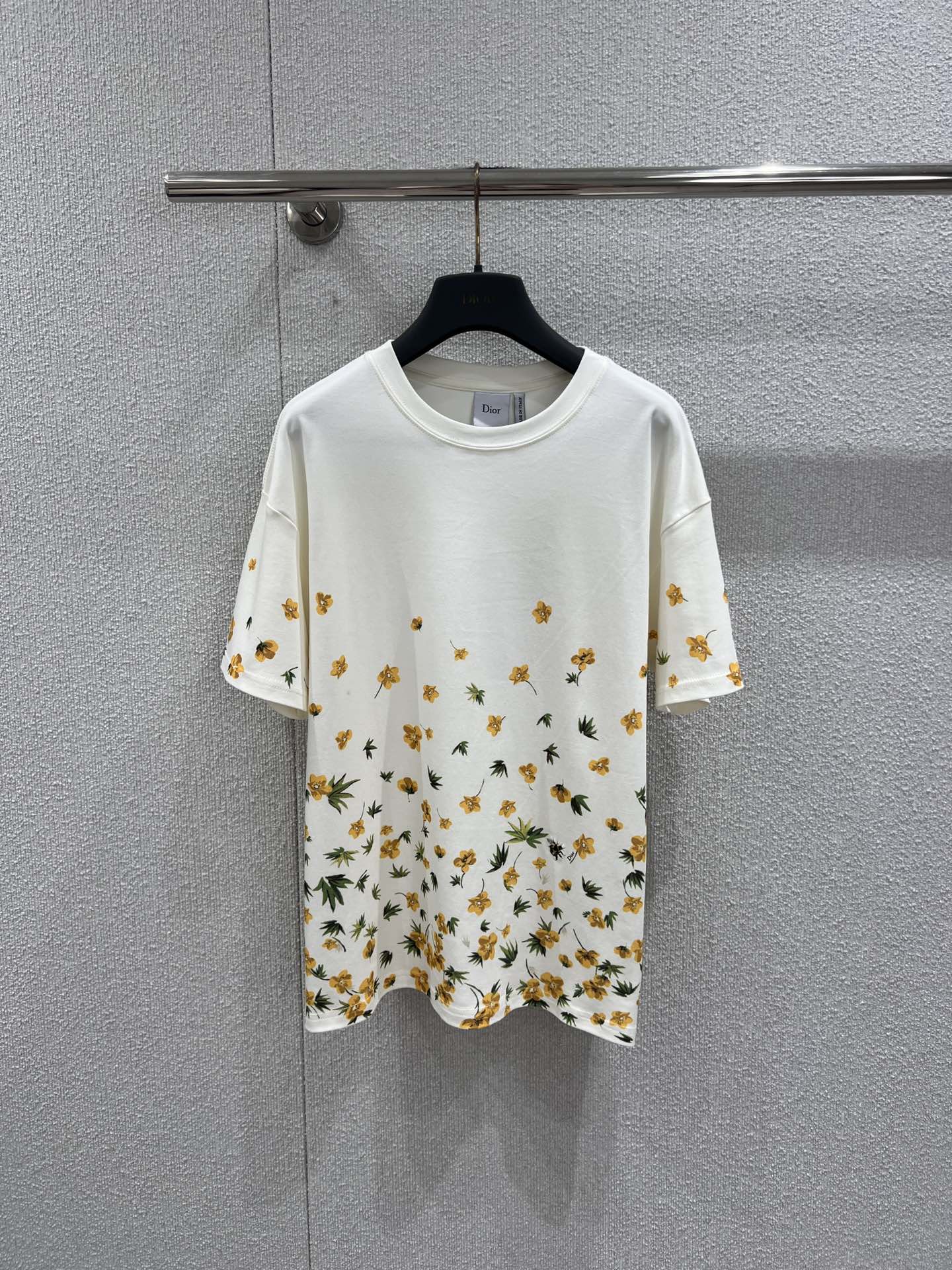 NO:713458,Support exchange Dio* 26Ss early spring new floral round neck short-sleeved T-shirt丨Exclusively developed by yb!  Top quality production!  High-count combed cotton fabric is selected, soft and breathable to the touch, the classic round neck fits the neck line, and the loose short-sleeved silhouette brings an unrestricted wearing experience. The scattered yellow florals are matched with green branches and leaves, extending from the neckline to the hem, and the delicate printing  The craftsmanship makes the pattern vivid and three-dimensional, and the pure white background of the back forms a visual contrast. The simplicity hides design ingenuity. Ready-made S/M/L real-shot detailed pictures, dior, T-shirt, tees, t-shirt,19860909支持换款 Dio* 26Ss早春新款 碎花圆领短袖T恤丨独家yb开发！顶级高版出品！甄选高支精梳棉面料,触感柔软透气,经典圆领贴合颈部线条,宽松的短袖廓形带来无束缚的穿着体验.错落分布的黄色碎花搭配嫩绿枝叶,从领口延伸至下摆,细腻的印花工艺让图案鲜活立体,后背纯净的白底色形成视觉反差,简约中暗藏设计巧思.现货发售S/M/L实拍细节图,,dior,T-shirt,tees，t-shirt,,Women's clothing