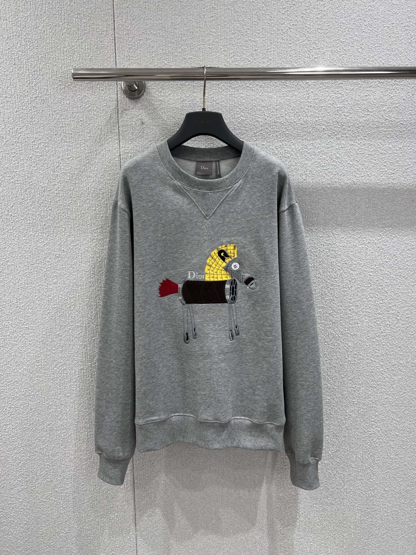 NO:713006,Support exchange Dio* 26ss early spring new style pony embroidered loose version round neck sweatshirt丨Exclusively developed by yb!  High quality production!  Selected high-weight pure cotton fabrics are soft to the touch and crisp, and the loose-shouldered silhouette accommodates various body shapes, bringing an unrestrained wearing experience. The pony embroidery on the chest is the soul of the design, which is created with layers of three-dimensional patches, metal pendants and colorful embroidery threads.  The contrasting color combination of brown and red outlines a playful equestrian image, and the classic logo is hidden in the embroidery details, achieving a delicate balance between childlike fun and luxury. Ready-made S/M/L real shot details, dior, hoodie, sweatshirts,19860909支持换款 Dio* 26ss早春新款 小马刺绣宽松版圆领卫衣丨独家yb开发！高版出品！精选高克重纯棉面料,触感柔软且挺括有度,宽松落肩版型包容各种身形,带来无拘无束的穿着体验.胸前的小马刺绣是设计的灵魂所在,以立体贴布、金属挂坠与彩色绣线层层打造,黄棕红的撞色搭配勾勒出俏皮的马术意象,经典标识隐于刺绣细节中,让童趣与奢华达成精妙平衡.现货发售S/M/L实拍细节图,,dior,hoodie,sweatshirts,,Women's clothing