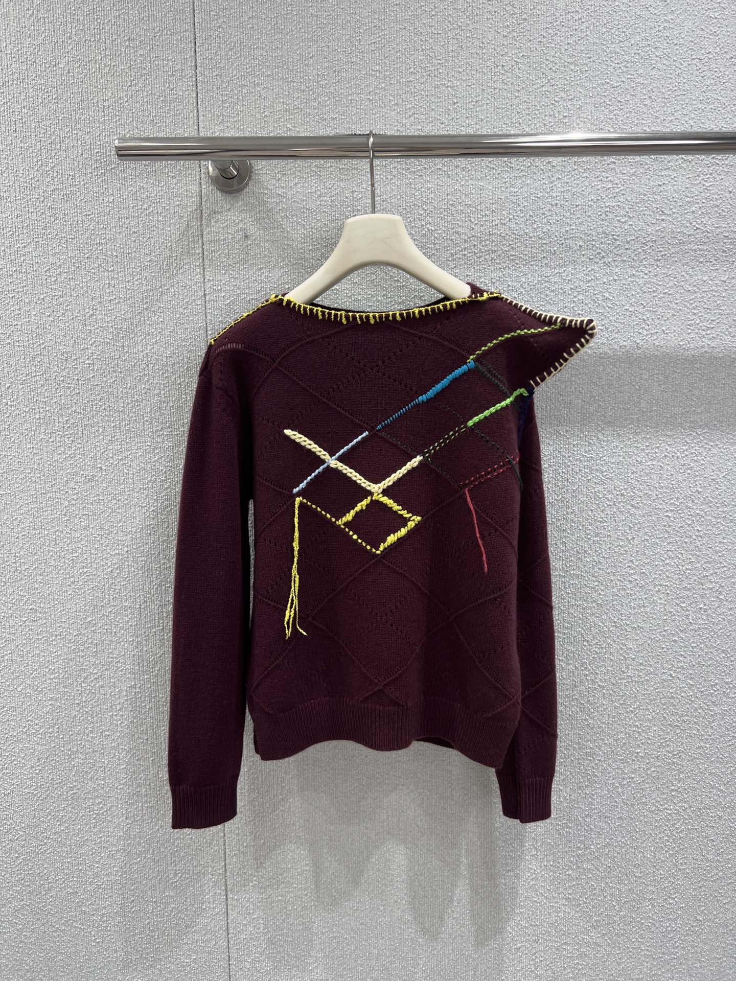 NO:713446,Supports exchange. Loew* 26Ss early spring new style asymmetrical handmade rhombus colored thread embroidery knitted sweater丨exclusively developed by yb!  Top quality production!  The fine wool knitted fabric is selected to bring a soft and skin-friendly wearing experience. The body is designed with asymmetrical tailoring, breaking the conventional visual balance. The hand-carved diamond-shaped colorful thread embroidery is the finishing touch, and contrasting lines such as fluorescent yellow and light blue are intertwined, injecting a sense of smart art into the calm wine red. Unique  The unique shoulder silhouette echoes the short tailoring, easily outlines a neat figure, and integrates the exquisiteness of Spanish craftsmanship with the avant-garde design aesthetics, becoming a highly recognizable art piece in the early spring wardrobe. Ready stock S/M/L real shot details,,loewe,sweaters,19860909支持换款 Loew* 26Ss早春新款 不对称手工菱形彩线刺绣针织毛衣丨独家yb开发！顶级高版出品！甄选细腻羊毛针织面料,带来柔软亲肤的穿着体验.衣身采用不对称剪裁设计,打破常规的视觉平衡感,手工雕琢的菱形彩线刺绣是点睛之笔,荧光黄、浅蓝等撞色线条交织,为沉稳的酒红注入灵动艺术感.独特的肩部廓形与短款剪裁相呼应,轻松勾勒利落身形,将西班牙工艺的精致与先锋设计美学融合,成为早春衣橱中极具辨识度的艺术单品.现货发售S/M/L实拍细节图,,loewe,sweaters,,Women's clothing