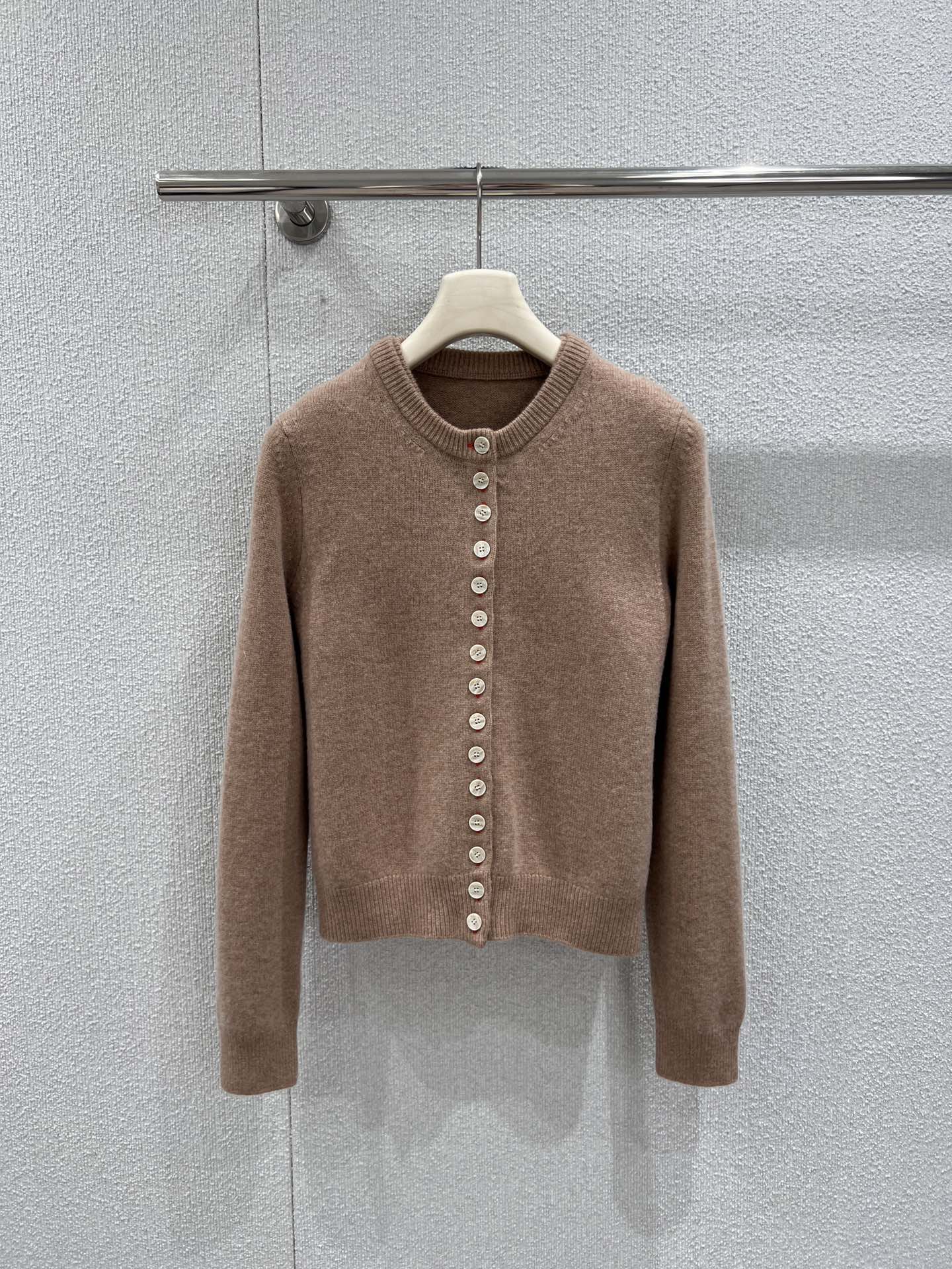 NO:713016,Supports exchange Celin* 25FW new autumn and winter cashmere button decorated round neck long-sleeved knitted cardigan丨Exclusively developed by yb!  Top quality production!  Made of rare cashmere wool, it is woven with a soft and skin-friendly wearing experience, and you can enjoy the gentle warmth of autumn and winter in a light wrap. The classic round neck outlines the neat neck line, and the scattered button decoration on the placket is the finishing touch, with a metallic texture and the softness of cashmere.  Collision with chic French modernity. The long-sleeved cut is suitable for various scenes. It can be worn alone or layered to express a simple and high-end sense. It is an indispensable autumn and winter texture item in the wardrobe. Ready-made S/M/L real shot details,,celine,19860909支持换款 Celin* 25FW秋冬新款 羊绒纽扣装饰圆领长袖针织开衫丨独家yb开发！顶级高版出品！以珍稀羊绒羊毛为原料,织就软糯亲肤的穿着体验,轻裹间尽揽秋冬的温柔暖意.经典圆领勾勒利落颈部线条,门襟处错落的纽扣装饰是点睛之笔,金属质感与羊绒的柔和碰撞出别致的法式摩登.长袖剪裁适配多场景穿搭,单穿叠搭皆能诠释简约高级感,是衣橱中不可或缺的秋冬质感单品.现货发售S/M/L实拍细节图,,celine,,Women's clothing