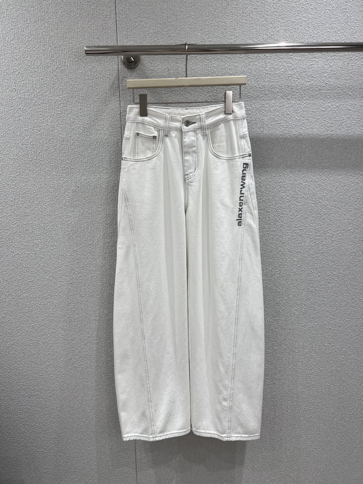 NO:713472,Supports exchange of Alexander* Wang 26Ss early spring new style loose denim trousers with letter embroidery丨Exclusive high-end version!  Use pure off-white tones to break the dullness of denim items, integrate the iconic letter embroidery into the design, and the logo details on the side seams and back pockets hide a trendy and cool idea. The high-density twill denim fabric is selected, which feels crisp but not stiff. It has been treated with stone washing process to have a softer texture and is not prone to deformation and pilling.  .The high waistline and wide-leg straight version can easily elongate the leg lines, accommodate various leg shapes, and create a casual street relaxation. Whether paired with a short sweater to create a hot girl style, or paired with a simple T-shirt to interpret a casual style, these jeans can become the personality protagonist of early spring!  Ready-made S/M/L real-shot detailed pictures, jeans, tees, t-shirts,19860909支持换款 Alexande* Wang 26Ss早春新款 字母刺绣宽松牛仔长裤丨独家高版出品！以纯净的米白色调打破牛仔单品的沉闷,将标志性的字母刺绣融入设计,侧缝与后袋的标识细节暗藏潮酷巧思.甄选高密斜纹牛仔面料,触感挺括却不僵硬,经过石洗工艺处理后更具柔软质感,不易变形起球.高腰线搭配阔腿直筒版型,轻松拉长腿部线条,包容各种腿型的同时,营造出随性的街头松弛感.无论是搭配短款针织衫打造辣妹风,还是配简约T恤诠释休闲范,这条牛仔裤都能成为早春造型的个性主角！现货发售S/M/L实拍细节图,,jeans,tees，t-shirt,,Women's clothing
