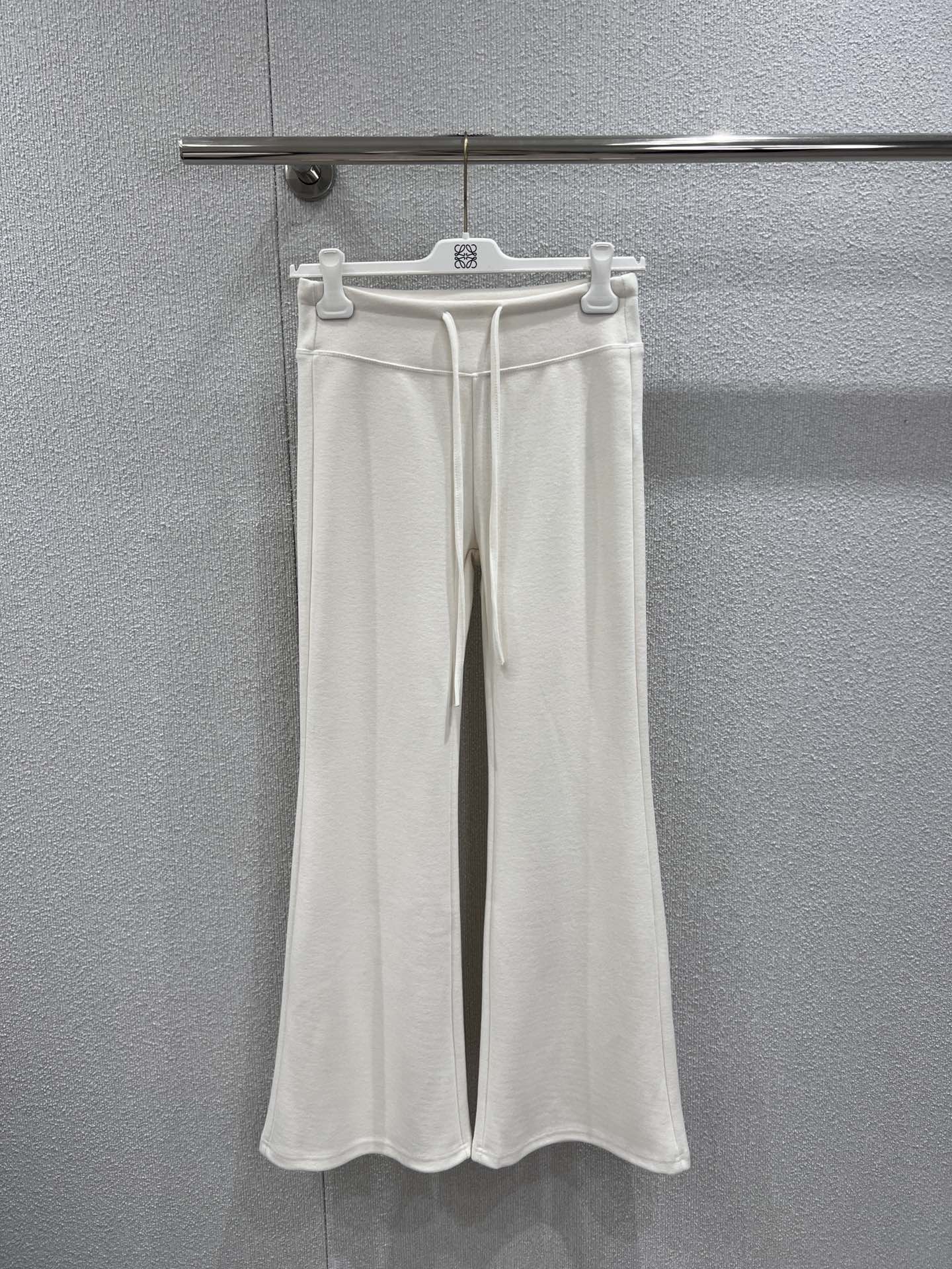NO:713759,Supports exchange. Loew* 26SS early spring new style minimalist aesthetic micro-flare casual pants丨Exclusive high-end version!  The custom-made drapey fabric gives the trousers a soft flowing texture, and the drawstring waistband design eliminates the restraint of formal wear and can be adjusted casually to suit the wearing needs of different body shapes. The slightly flared trousers naturally extend downward from the crotch, cleverly modifying the leg lines, and striking the right balance between lazy, relaxed and modern.  Whether paired with a short sweater to create a neat French accent, or combined with a printed thin shirt to create a romantic atmosphere in spring, these casual pants can become the core fulcrum of the early spring look, allowing daily wear to reveal a high-end sense of relaxation in simplicity. Ready-made S/M/L real shot details,, loewe,19860909支持换款 Loew* 26SS早春新款 极简美学微喇休闲裤丨独家高版出品！定制垂坠感面料赋予裤身柔和的流动质感,抽绳腰头的设计消解了正装的拘谨,随性调节间适配不同身形的穿着需求.微喇裤型从胯部自然向下延展,巧妙修饰腿部线条,将慵懒松弛与摩登利落平衡得恰到好处.无论是搭配短款针织衫打造利落的法式腔调,还是与印花薄衫组合营造春日的浪漫氛围,这条休闲裤都能成为早春造型的核心支点,让日常穿搭在简约中透出高级的松弛感.现货发售S/M/L实拍细节图,,loewe,,Women's clothing