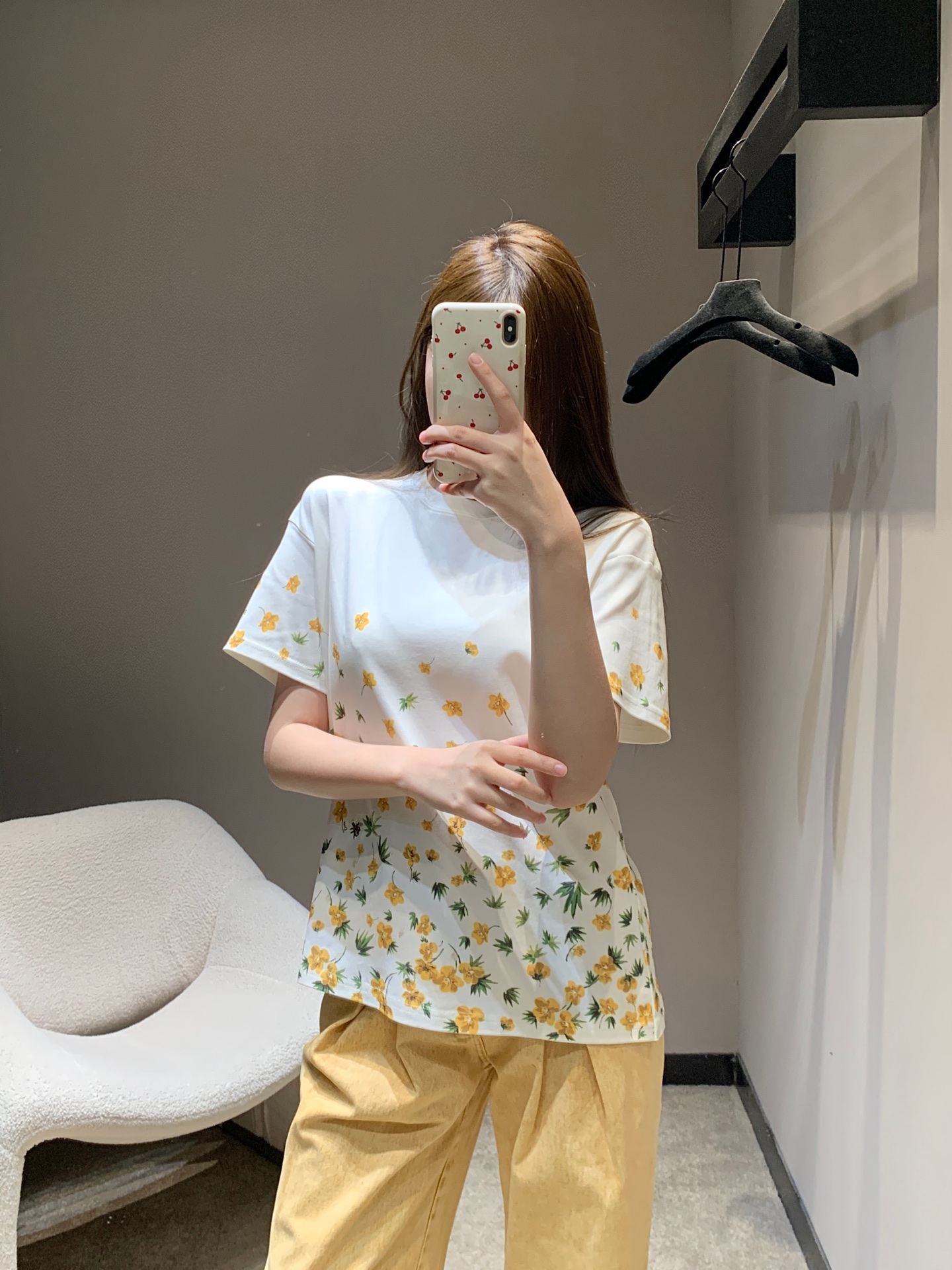 NO:713461,Dio* 26Ss early spring new floral round neck short-sleeved T-shirt | Exclusively developed by yb!  Top quality production!  High-count combed cotton fabric is selected, which is soft and breathable. The classic round neck fits the neck line, and the loose short-sleeved silhouette brings an unfettered wearing experience. The scattered yellow flowers are matched with green branches and leaves, extending from the collar to the hem. The delicate printing process makes the pattern vivid and three-dimensional. The pure white background of the back forms a visual contrast, and the simplicity hides design ingenuity. Ready for sale S/M/L,, dior, T-shirt, tees, t-shirt,19860909Dio* 26Ss早春新款 碎花圆领短袖T恤丨独家yb开发！顶级高版出品！甄选高支精梳棉面料,触感柔软透气,经典圆领贴合颈部线条,宽松的短袖廓形带来无束缚的穿着体验.错落分布的黄色碎花搭配嫩绿枝叶,从领口延伸至下摆,细腻的印花工艺让图案鲜活立体,后背纯净的白底色形成视觉反差,简约中暗藏设计巧思.现货发售S/M/L,,dior,T-shirt,tees，t-shirt,,Women's clothing