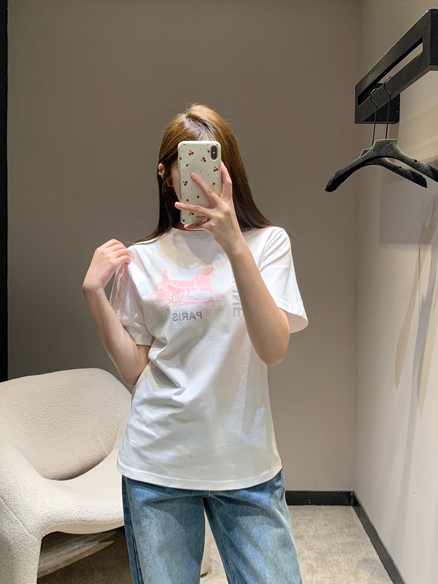 NO:713467,Celin* 26Ss new early spring horse-drawn carriage print round neck short-sleeved T-shirt | Exclusive high-end version!  High-count combed cotton fabric is selected, which is soft and skin-friendly. The loose round neck version is not flattering on the body shape, and can easily adapt to various daily dressing scenes. Whether it is paired with denim wide-leg pants to create a casual street feel, or paired with a skirt to interpret French elegance, this T-shirt will suit your body shape.  It can be the finishing touch of a style, making early spring outfits both recognizable and subtle. Available in stock, S/M/L, celine, skirts, T-shirts, tees, t-shirts,19860909Celin* 26Ss早春新款 马车印花圆领短袖T恤丨独家高版出品！甄选高支精梳棉面料,触感柔软亲肤,宽松的圆领版型不挑身形,轻松适配日常各类穿搭场景.无论是搭配牛仔阔腿裤打造随性街头感,还是配半身裙诠释法式优雅,这件T恤都能成为造型的点睛之笔,让早春的穿搭既有辨识度,又藏着不经意的精致.现货发售S/M/L,,celine,skirts,T-shirt,tees，t-shirt,,Women's clothing