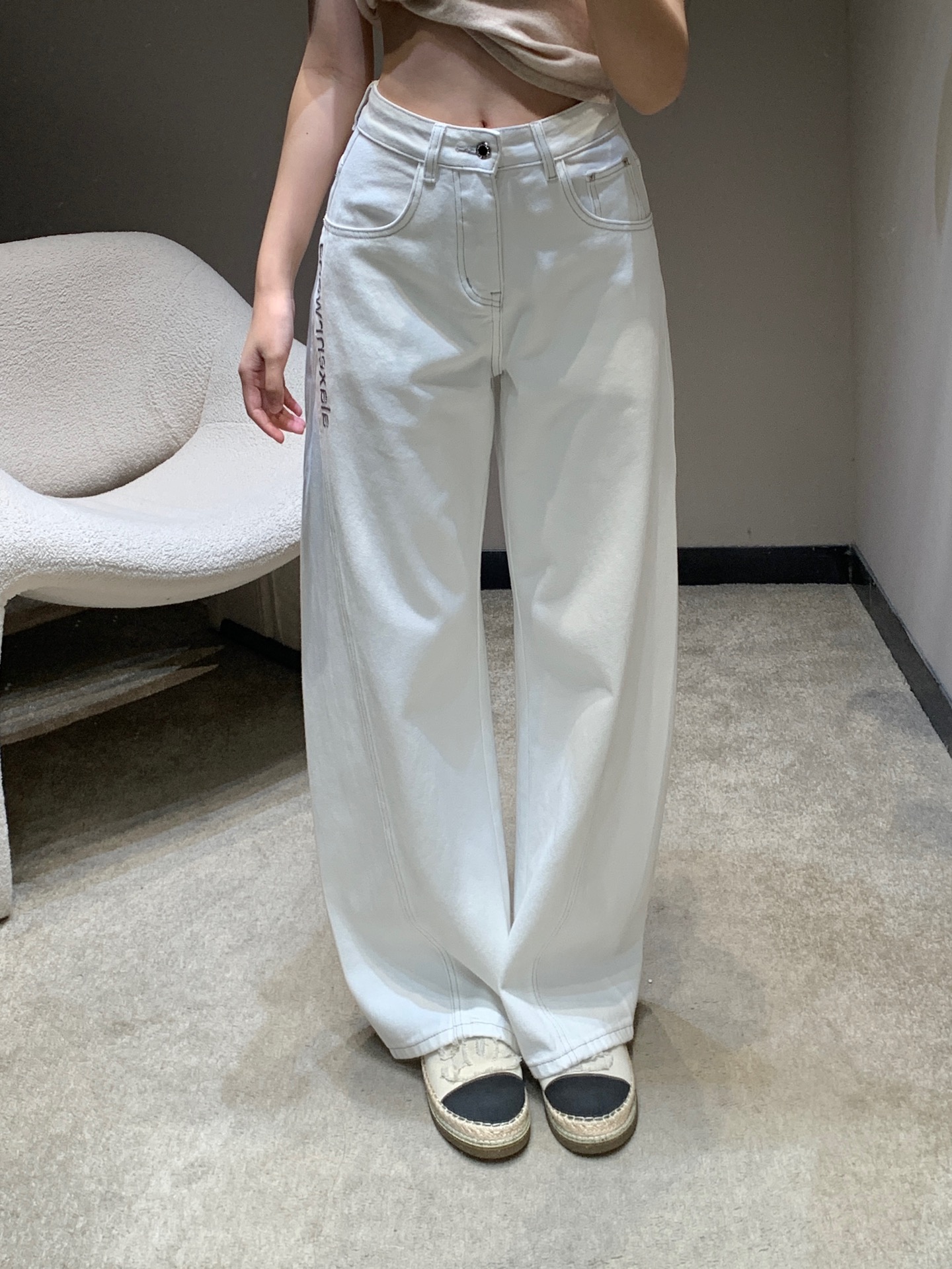 NO:713474,Alexander* Wang 26Ss early spring new style loose denim trousers with letter embroidery丨Exclusive high-end version!  Use pure off-white tones to break the dullness of denim items, integrate the iconic letter embroidery into the design, and the logo details on the side seams and back pockets hide a trendy and cool idea. The high-density twill denim fabric is selected, which feels crisp but not stiff. It has been treated with stone washing process to have a softer texture and is not prone to deformation and pilling.  .The high waistline and wide-leg straight version can easily elongate the leg lines, accommodate various leg shapes, and create a casual street relaxation. Whether paired with a short sweater to create a hot girl style, or paired with a simple T-shirt to interpret a casual style, these jeans can become the personality protagonist of early spring!  Available in stock S/M/L,,jeans,tees,t-shirt,19860909Alexande* Wang 26Ss早春新款 字母刺绣宽松牛仔长裤丨独家高版出品！以纯净的米白色调打破牛仔单品的沉闷,将标志性的字母刺绣融入设计,侧缝与后袋的标识细节暗藏潮酷巧思.甄选高密斜纹牛仔面料,触感挺括却不僵硬,经过石洗工艺处理后更具柔软质感,不易变形起球.高腰线搭配阔腿直筒版型,轻松拉长腿部线条,包容各种腿型的同时,营造出随性的街头松弛感.无论是搭配短款针织衫打造辣妹风,还是配简约T恤诠释休闲范,这条牛仔裤都能成为早春造型的个性主角！现货发售S/M/L,,jeans,tees，t-shirt,,Women's clothing
