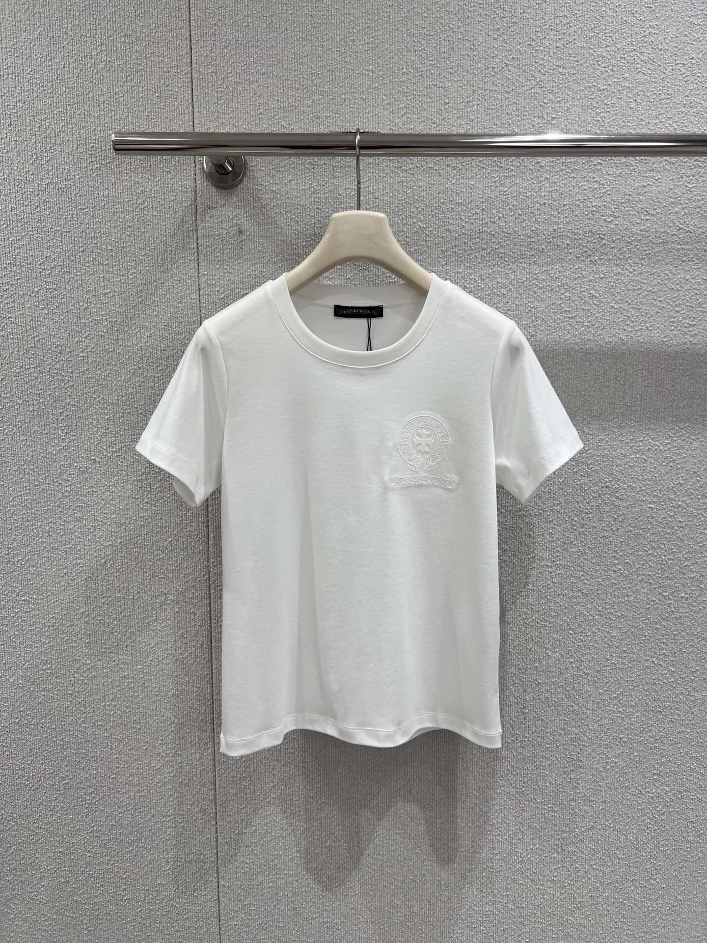 NO:713788,Supports exchange Chrome He*rts 26Ss early spring new embroidered round neck short-sleeved T-shirt丨Exclusive high-end version!  With the iconic cross embroidery as the core, it perfectly combines the tough texture of American street style with exquisite craftsmanship. The classic black and white colors are suitable for various wearing scenarios. The heavy cotton material has been pre-shrunk, soft to the touch and not easy to deform. The embroidered logo on the chest uses the same color stitching, which is low-key and hidden.  Recognizable, the round neck design is simple and neat, and the slim fit fits the body shape without being tight. Whether worn alone to create a casual street style, or layered with shirts and sweatshirts, you can easily show off your good taste in early spring. It is an evergreen wardrobe that can accompany you for many years. Available now.  S/M/L real shot details,,chrome hearts,hoodie,sweatshirts,shirts,T-shirt,tees,t-shirt,19860909支持换款 Chrome He*rts 26Ss早春新款 刺绣圆领短袖T恤丨独家高版出品！以标志性的十字花刺绣为核心,将美式街头的硬朗质感与精致工艺完美融合.经典黑白两色适配各种穿搭场景,重磅棉料经过预缩水处理,触感软糯且不易变形.胸前的刺绣徽标采用同色系线迹,低调中暗藏辨识度,圆领设计简约利落,修身版型贴合身形却不紧绷.无论是单穿打造随性的街头风,还是作为内搭叠穿衬衫、卫衣,都能让你在早春轻松彰显不俗品味,是一件可以陪伴你多年的衣橱常青款.现货发售 S/M/L实拍细节图,,chrome hearts,hoodie,sweatshirts,shirts,T-shirt,tees，t-shirt,,Women's clothing