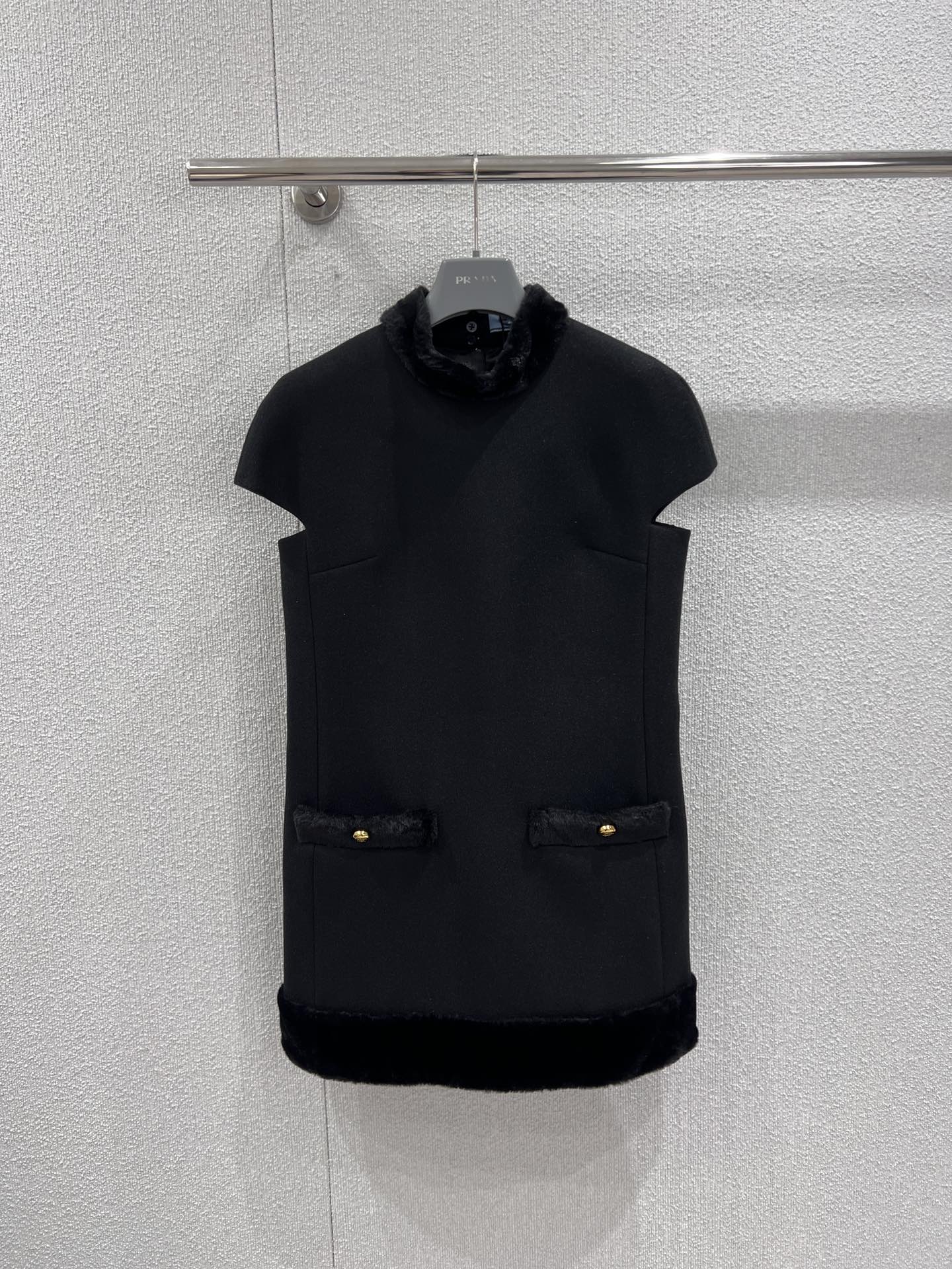 NO:713783,Supports exchange. Prad* 26Ss early spring new style plush patchwork dress丨Exclusive high-end version!  Decorated with plush stitching and small stand-up collar design, fashionable shape. The plush hem echoes the plush edge of the pocket to add layering to the look. The overall metal-engraved placket adjusts the symmetrical pocket decoration to highlight the brand's tone. The development of fabric accessories. The short-sleeved dress is cut and can be matched with the same series of dress jackets. The upper body of the set is youthful and noble. It is full of ladylike style ~ ready-made S/M/L real shot details, prada, skirts, jackets & coats, T-shirt,19860909支持换款 Prad* 26Ss早春新款 毛绒拼接洋装连衣裙丨独家高版出品！ 饰以毛绒拼接小立领领设计 时髦造型 裙摆毛绒呼应口袋边缘毛绒 增添造型层次感 整体金属刻印襟扣调节对称口袋装饰 彰显品牌调性 面辅料开发 短袖连衣裙剪裁 可搭配同系列洋装外套 成套上身减龄又贵气 名媛格调十足～现货发售S/M/L实拍细节图,,prada,skirts,jackets & coats,T-shirt,,Women's clothing