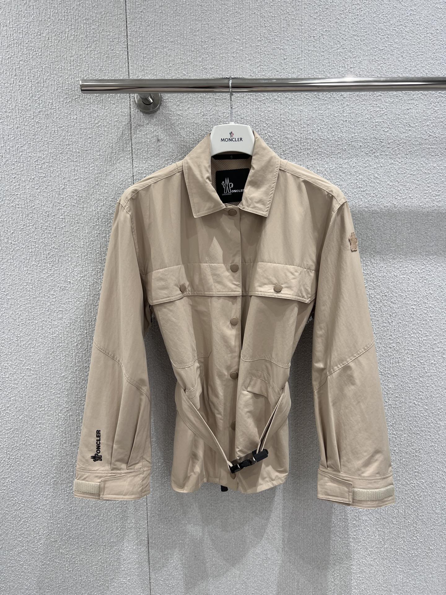 NO:713792,Supports exchange of Moncl*r 26SS early spring new style Kaeng women's belt outdoor jacket丨exclusively developed by yb!  High quality production!  The soft beige color comes with a gentle filter, and the crisp cotton blended fabric has both windproof and breathable properties to cope with the changeable weather in early spring. The detachable belt is the finishing touch, which can not only create a neat waistline, but also create a relaxed and casual sense; the flap pockets on the chest and sleeves  The embroidery details at the mouth are low-key and highlight the luxurious texture. The loose tailoring is very friendly to all body shapes. Whether it is paired with jeans to create a casual OOTD, or combined with wide-leg pants of the same color to form a commuting suit, you can easily stand out in early spring. Available now.  S/M/L real shot details,,jeans,jackets & coats,jackets & coats,19860909支持换款 Moncl*r 26SS早春新款 Kaeng女士腰带户外夹克外套丨独家yb开发！高版出品！柔和的米杏色自带温柔滤镜,挺括的棉质混纺面料兼具防风与透气性能,应对早春多变的天气.可拆卸腰带是点睛之笔,既能打造利落腰线,又能营造松弛的随性感；胸前的翻盖口袋与袖口的刺绣细节,低调彰显奢华质感.宽松剪裁对各种身形都十分友好,无论是搭配牛仔裤打造休闲OOTD,还是与同色系阔腿裤组合成通勤套装,都能让你在早春轻松脱颖而出.现货发售 S/M/L实拍细节图,,jeans,jackets & coats,jackets & coats,,Women's clothing