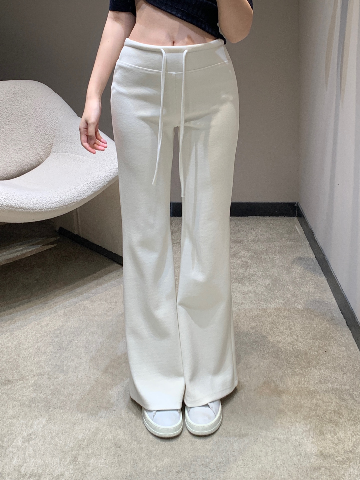NO:713761,Loew* 26SS early spring new minimalist aesthetic bootcut casual pants丨Exclusive high-end version!  The custom-made drapey fabric gives the trousers a soft flowing texture. The drawstring waist design eliminates the restraint of formal wear and can be adjusted casually to suit the wearing needs of different body shapes. The slightly flared trousers naturally extend downward from the crotch, cleverly modifying the leg lines, and striking the right balance between lazy, relaxed and modern.  Whether paired with a short sweater to create a neat French accent, or combined with a printed thin sweater to create a romantic atmosphere in spring, these casual pants can become the core fulcrum of early spring styling, allowing daily wear to reveal a high-end sense of relaxation in simplicity. Ready for sale S/M/L,, loewe,19860909Loew* 26SS早春新款 极简美学微喇休闲裤丨独家高版出品！定制垂坠感面料赋予裤身柔和的流动质感,抽绳腰头的设计消解了正装的拘谨,随性调节间适配不同身形的穿着需求.微喇裤型从胯部自然向下延展,巧妙修饰腿部线条,将慵懒松弛与摩登利落平衡得恰到好处.无论是搭配短款针织衫打造利落的法式腔调,还是与印花薄衫组合营造春日的浪漫氛围,这条休闲裤都能成为早春造型的核心支点,让日常穿搭在简约中透出高级的松弛感.现货发售S/M/L,,loewe,,Women's clothing