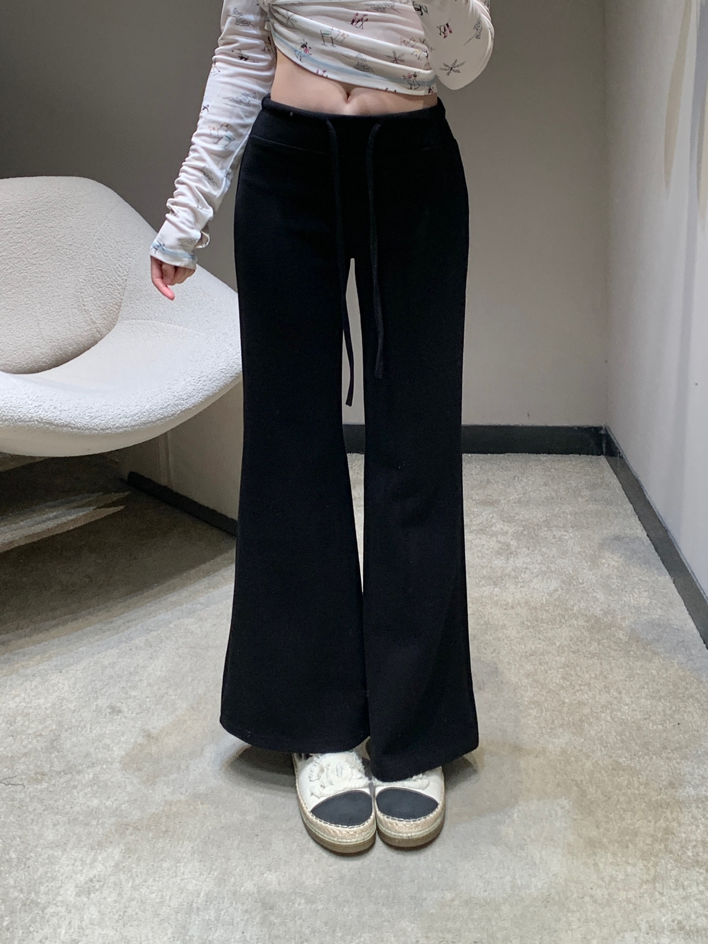 NO:713765,Loew* 26SS early spring new minimalist aesthetic bootcut casual pants丨Exclusive high-end version!  The custom-made drapey fabric gives the trousers a soft flowing texture. The drawstring waist design eliminates the restraint of formal wear and can be adjusted casually to suit the wearing needs of different body shapes. The slightly flared trousers naturally extend downward from the crotch, cleverly modifying the leg lines, and striking the right balance between lazy, relaxed and modern.  Whether paired with a short sweater to create a neat French accent, or combined with a printed thin sweater to create a romantic atmosphere in spring, these casual pants can become the core fulcrum of early spring styling, allowing daily wear to reveal a high-end sense of relaxation in simplicity. Ready for sale S/M/L,, loewe,19860909Loew* 26SS早春新款 极简美学微喇休闲裤丨独家高版出品！定制垂坠感面料赋予裤身柔和的流动质感,抽绳腰头的设计消解了正装的拘谨,随性调节间适配不同身形的穿着需求.微喇裤型从胯部自然向下延展,巧妙修饰腿部线条,将慵懒松弛与摩登利落平衡得恰到好处.无论是搭配短款针织衫打造利落的法式腔调,还是与印花薄衫组合营造春日的浪漫氛围,这条休闲裤都能成为早春造型的核心支点,让日常穿搭在简约中透出高级的松弛感.现货发售S/M/L,,loewe,,Women's clothing