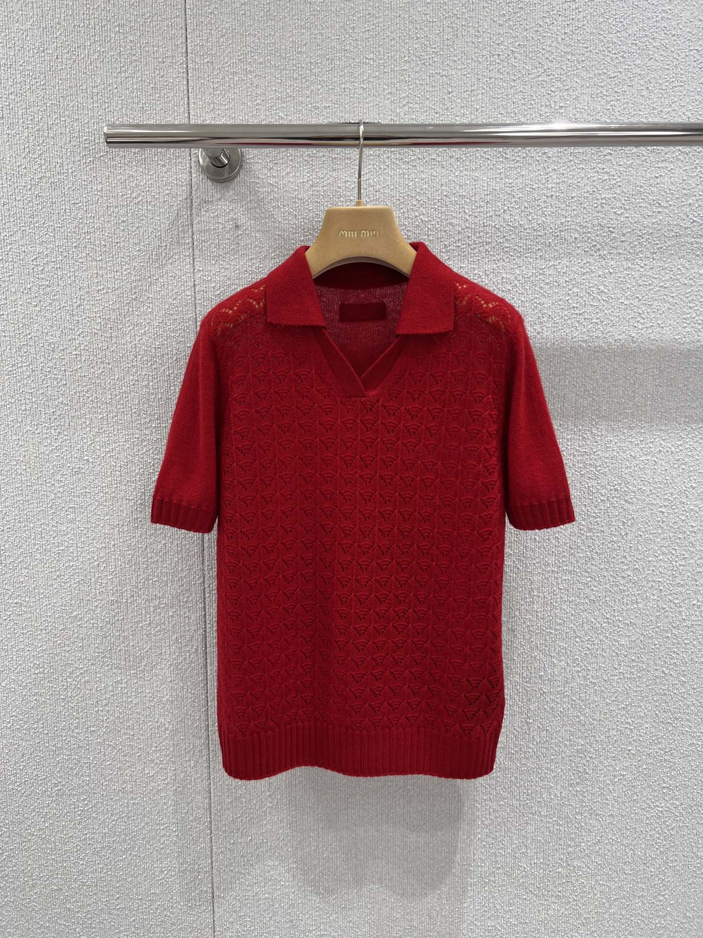 NO:713767,Support exchange Miumi* 26Ss new early spring red cashmere knitted POLO shirt | Exclusively developed by yb!  Top quality production!  Selected rare cashmere fabric is made through delicate hollow knitting technology. It feels soft and skin-friendly while giving the body a transparent lace texture, which is light and translucent with exquisite texture layers. The classic POLO lapel design retains the complex texture.  The tone of the ancient college style, the short-sleeved cut adapts to the temperature changes in early spring, and the loose silhouette weakens the body shape and creates a casual sense of relaxation. Ready-made S/M/L real shot details, miumiu, T-shirt,19860909支持换款 Miumi* 26Ss早春新款 红色山羊绒针织POLO衫丨独家yb开发！顶级高版出品！精选珍稀山羊绒面料,经由细腻的镂空针织工艺打造,触感软糯亲肤的同时,让衣身呈现出通透的蕾丝纹理质感,轻透中透着精致的肌理层次.经典的POLO翻领设计保留了复古学院风的腔调,短袖剪裁适配早春的温度变化,宽松的衣身廓形弱化了身形束缚,营造出随性的松弛感.现货发售S/M/L实拍细节图,,miumiu,T-shirt,,Women's clothing