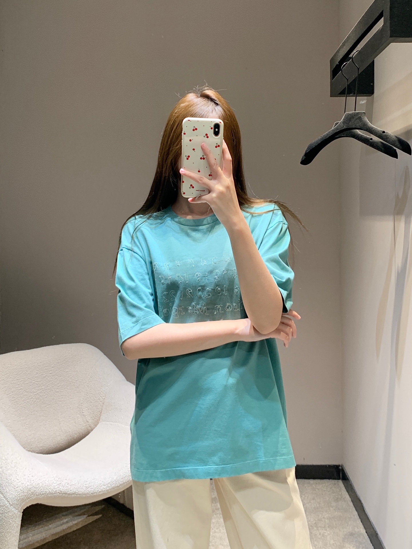 NO:713789,Maiso*n Margiel*a 26Ss new spring and summer digital stitching logo distressed short-sleeved T-shirt | Exclusive high-end version!  The iconic digital code is sewn into this lake blue T-shirt. The distressed washing process allows the fabric to show natural retro wrinkles, and the loose oversize version creates an effortless sense of relaxation. It can be paired with white wide-leg pants or cycling pants to instantly look stunning. The number logo on the chest uses same-color stitching, which is low-key without losing details. The upper body has a casual and uninhibited street aura, making it an eye-catching must-have for fashionistas in spring and summer. Available now.  S/M/L,,versace,T-shirt,tees,t-shirt,19860909Maiso*n Margiel*a 26Ss春夏新款 数字缝线徽标做旧短袖T恤丨独家高版出品！把标志性的数字密码缝进这件湖水蓝T恤里.做旧水洗工艺让面料呈现自然的复古褶皱,宽松Oversize版型营造出毫不费力的松弛感,搭配白色阔腿裤或骑行裤都能瞬间出片.胸前的数字徽标采用同色系缝线,低调又不失细节,上身自带随性不羁的街头气场,是潮人春夏出街的吸睛必备.现货发售 S/M/L,,versace,T-shirt,tees，t-shirt,,Women's clothing