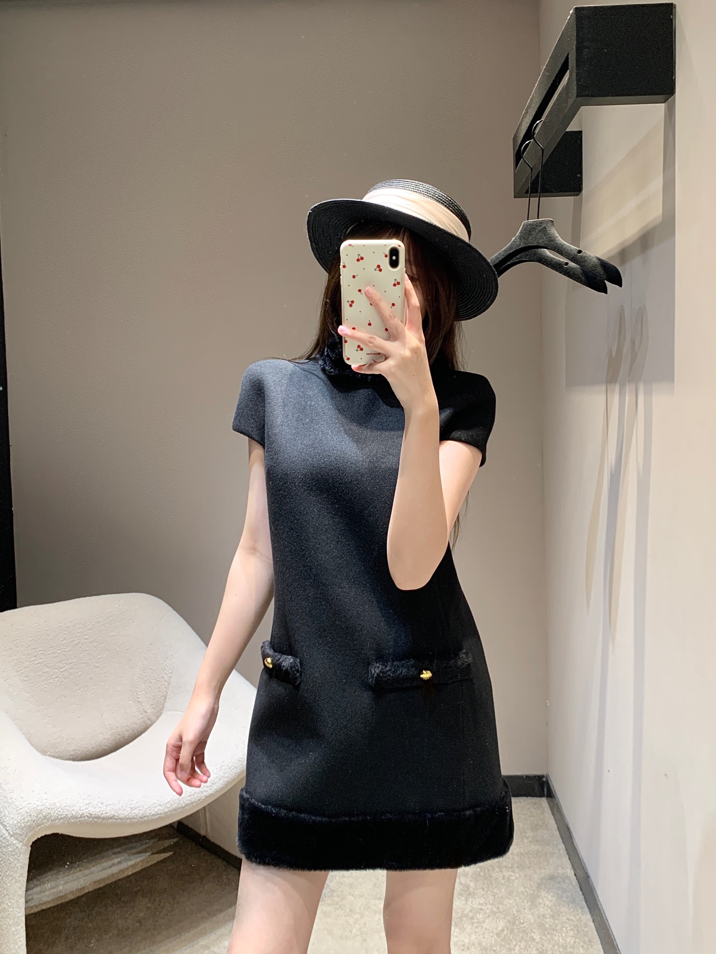 NO:713785,Prad* 26Ss new early spring plush patchwork dress丨Exclusive high-end version!  Decorated with plush splicing and small stand-up collar design, fashionable shape. The plush hem echoes the plush edge of the pockets to add layering to the look. The overall metal-engraved placket adjusts the symmetrical pocket decoration to highlight the brand's tone. Development of fabric accessories. Cutting of short-sleeved dress. Can be paired with dress jackets of the same series. The upper body of the set is youthful and noble. Full of ladylike style ~ ready for sale S/M/L, prada, skirts, jackets & coats, T-shirt,19860909Prad* 26Ss早春新款 毛绒拼接洋装连衣裙丨独家高版出品！ 饰以毛绒拼接小立领领设计 时髦造型 裙摆毛绒呼应口袋边缘毛绒 增添造型层次感 整体金属刻印襟扣调节对称口袋装饰 彰显品牌调性 面辅料开发 短袖连衣裙剪裁 可搭配同系列洋装外套 成套上身减龄又贵气 名媛格调十足～现货发售S/M/L,,prada,skirts,jackets & coats,T-shirt,,Women's clothing