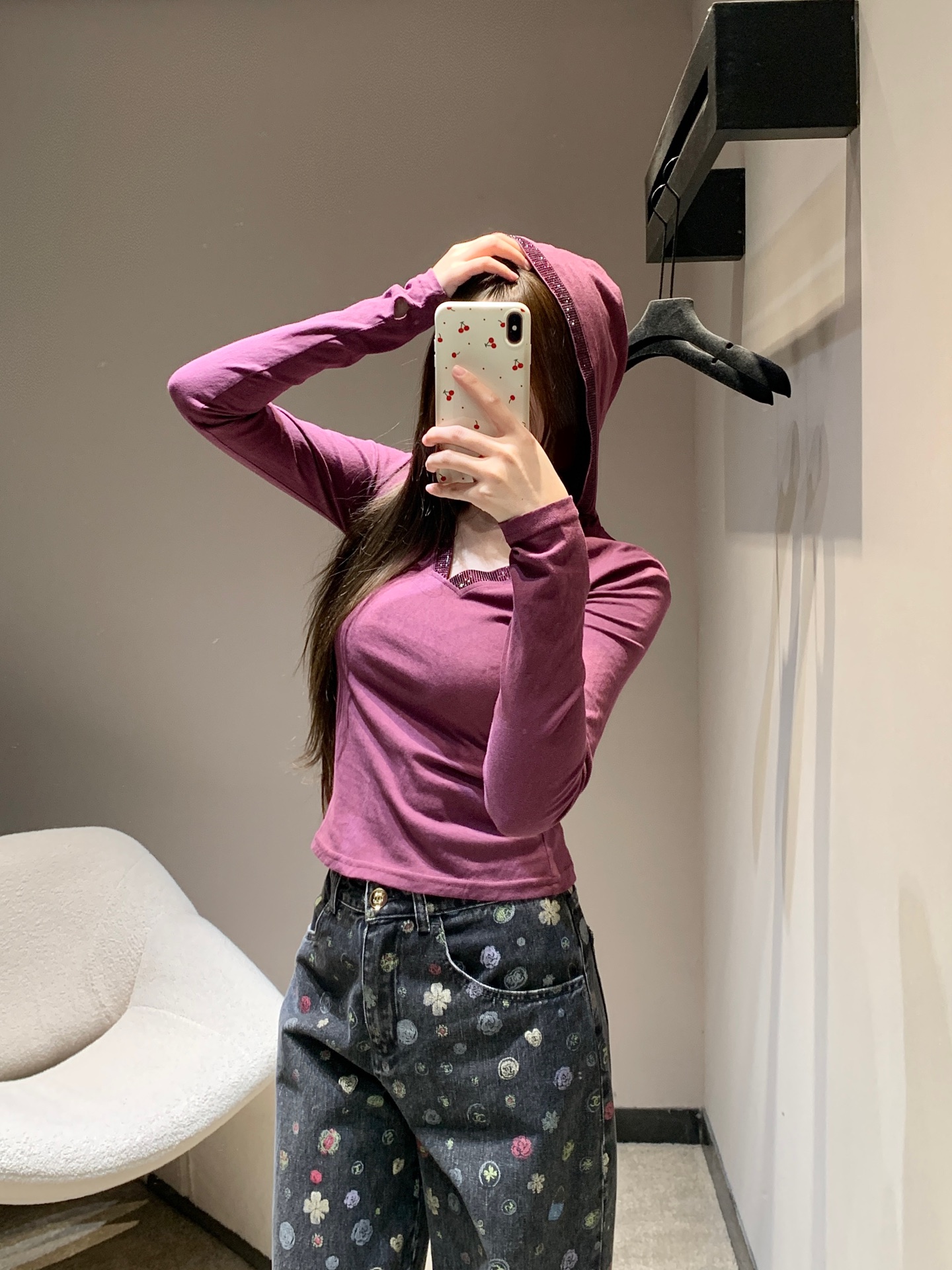 NO:713793,Saint laur*nt 26Ss early spring new style letter embroidered V-neck hot diamond hooded long-sleeved bottoming shirt | Exclusive high-end version!  The low-saturation plum purple has its own gentle filter, making the skin tone even and translucent. The hot diamond embellishment on the edge of the V-neck reflects the fine luster under the light, hiding a sense of luxury in a low-key manner; the letter embroidery on the chest is an iconic identity mark, simple but highly recognizable.  Classy. The hooded design adds a bit of casualness, and the soft and skin-friendly fabric fits the body shape but is not tight. It can be worn alone to create a pure sexy style, or it can be worn as an inner layer with suits and coats. It is a rare all-purpose base for early spring wardrob19860909Saint laur*nt 26Ss早春新款 字母刺绣V领烫钻连帽长袖打底衫丨独家高版出品！低饱和的梅子紫自带温柔滤镜,衬得肤色匀净透亮.V领边缘的烫钻点缀在光线下折射出细碎光泽,低调中暗藏奢华感；胸前的字母刺绣是标志性的身份印记,简约却极具辨识度.连帽设计增添了几分随性休闲,软糯亲肤的面料贴合身形却不紧绷,既能单穿打造纯欲风,也能作为内搭适配西装、大衣,是早春衣橱里不可多得的万能打底.现货发售 S/M/L,,saint laurent,business suit,hats,,Women's clothing