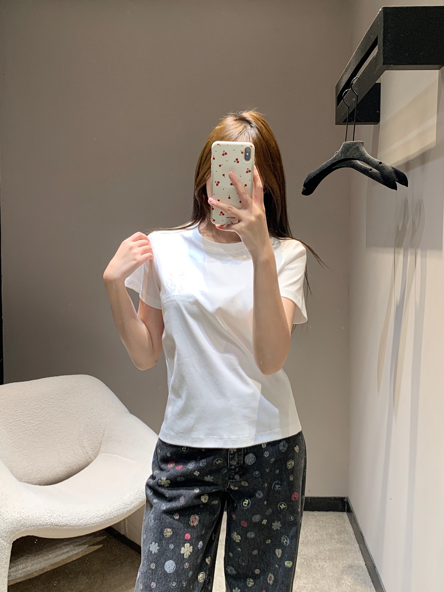 NO:760838,Chrome He*rts 26Ss early spring new embroidered round neck short-sleeved T-shirt丨Exclusive high-end version!  With the iconic cross embroidery as the core, it perfectly combines the tough texture of American street style with exquisite craftsmanship. The classic black and white colors are suitable for various wearing scenarios. The heavy cotton material has been pre-shrunk, soft to the touch and not easy to deform. The embroidered logo on the chest uses the same color stitching, which is low-key and hidden.  Recognizable, the round neck design is simple and neat, and the slim fit fits the body shape without being tight. Whether worn alone to create a casual street style, or layered with shirts and sweatshirts, you can easily show off your good taste in early spring. It is an evergreen wardrobe that can accompany you for many years. Available now.  S/M/L,,chrome hearts,hoodie,sweatshirts,shirts,T-shirt,tees,t-shirt,19860909Chrome He*rts 26Ss早春新款 刺绣圆领短袖T恤丨独家高版出品！以标志性的十字花刺绣为核心,将美式街头的硬朗质感与精致工艺完美融合.经典黑白两色适配各种穿搭场景,重磅棉料经过预缩水处理,触感软糯且不易变形.胸前的刺绣徽标采用同色系线迹,低调中暗藏辨识度,圆领设计简约利落,修身版型贴合身形却不紧绷.无论是单穿打造随性的街头风,还是作为内搭叠穿衬衫、卫衣,都能让你在早春轻松彰显不俗品味,是一件可以陪伴你多年的衣橱常青款.现货发售 S/M/L,,chrome hearts,hoodie,sweatshirts,shirts,T-shirt,tees，t-shirt,,Women's clothing