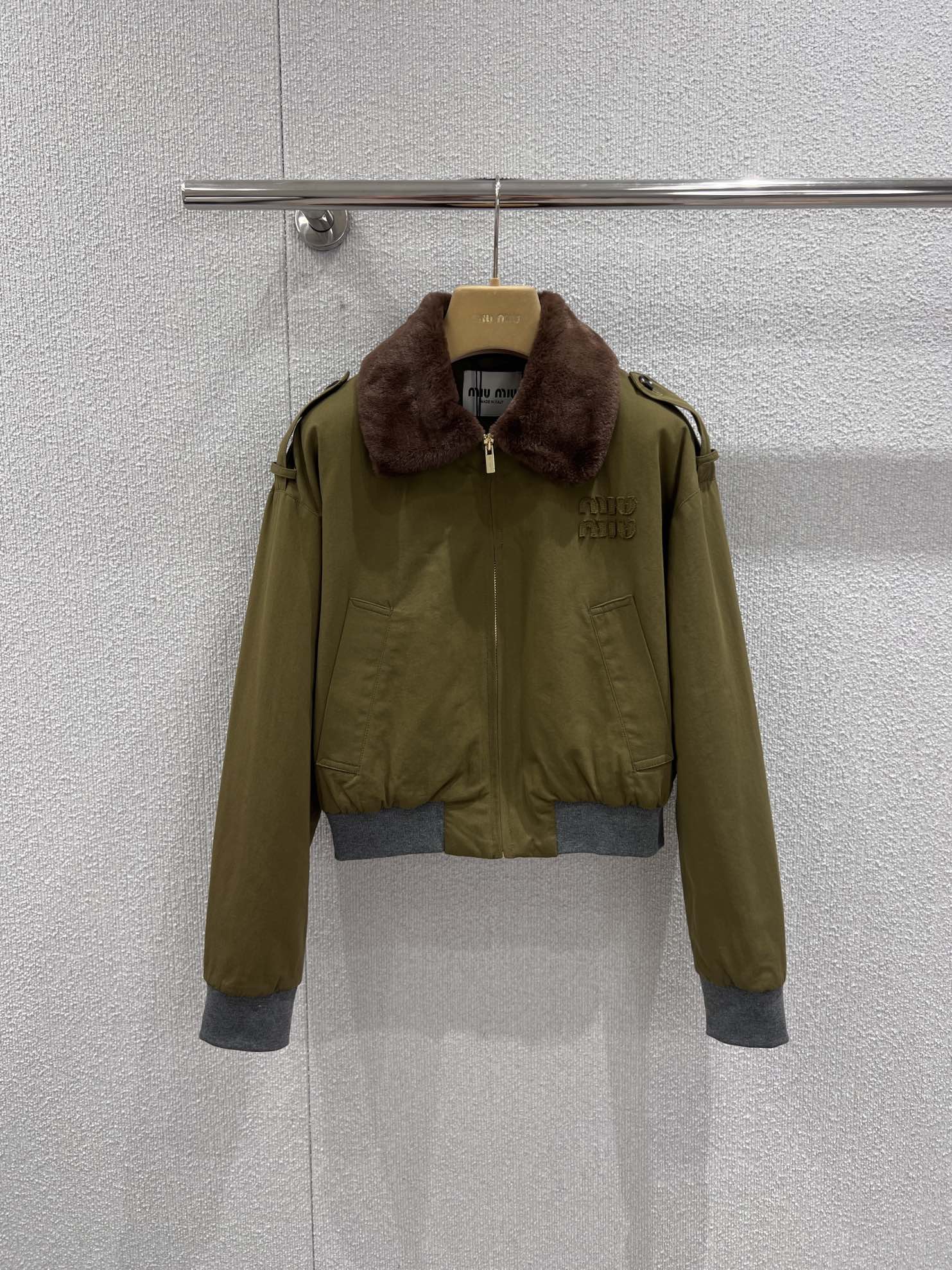 NO:713772,The jacket supports exchange. Miu Mi* 26Ss early spring new style retro college style olive green suit丨exclusively developed by yb!  Top quality production!  This olive green jacket and skirt suit is a must-have for this season's relaxed look. The jacket is made of crisp cotton fabric, with plush lapels and ribbed cuffs, injecting a gentle texture into toughness; the embossed logo on the chest is low-key for recognition, and the loose cut is suitable for all body types.  Very friendly. The skirts of the same series have a drawstring waist to create a lazy pleated feeling, and the A-line shape cleverly modifies the leg lines. The whole set can be worn with salt or sweet, with a bright shirt underneath to create a layered look, or worn alone with a jacket and jeans, easily suitable for various occasions in early spring. Available now.  S/M/L real shot details,,miumiu,skirts,jeans,jackets & coats,jackets & coats,shirts,19860909外套支持换款 Miu Mi* 26Ss早春新款 复古学院风橄榄绿套装丨独家yb开发！顶级高版出品！这套橄榄绿夹克半裙套装是本季必入的松弛感担当.夹克采用挺括的棉质面料,搭配毛绒翻领与罗纹袖口,在硬朗中注入温柔质感；胸前的浮雕徽标低调彰显辨识度,宽松剪裁对各种身形都十分友好.同系列半裙以抽绳腰头营造慵懒褶皱感,A字版型巧妙修饰腿部线条.整套搭配可盐可甜,内搭亮色衬衫打造层次感,或单穿夹克搭配牛仔裤,轻松适配早春的各种场合.现货发售 S/M/L实拍细节图,,miumiu,skirts,jeans,jackets & coats,jackets & coats,shirts,,Women's clothing