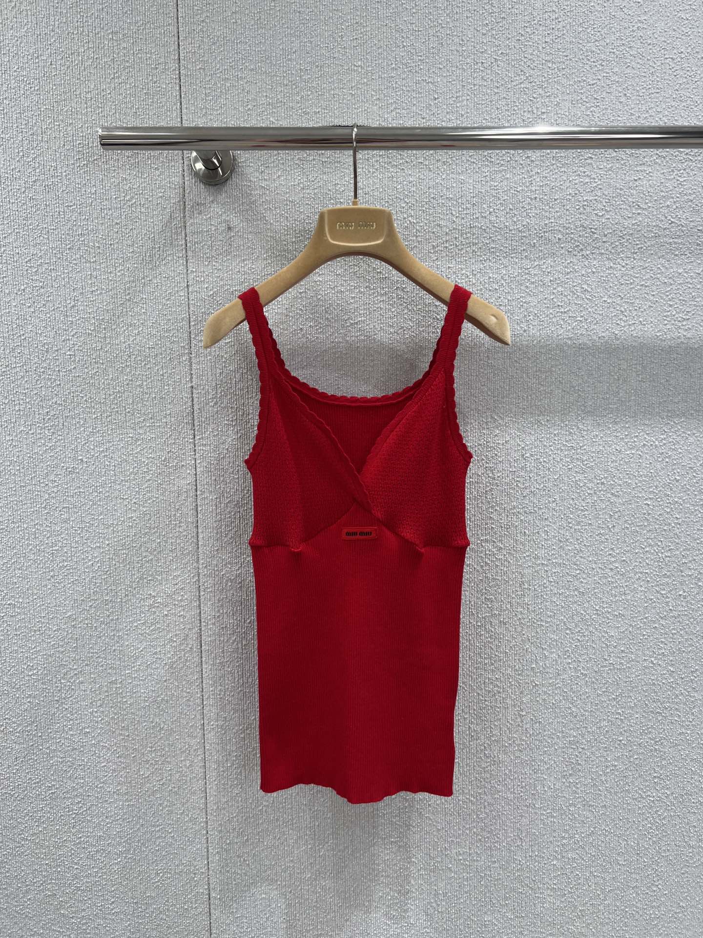 NO:713779,Support exchange Miu mi* 26Ss early spring new style logo letter lace camisole丨Exclusively developed by yb!  Top quality production!  This camisole is based on delicate pitted knitting. The lace on the V-neck and shoulder straps adds a soft retro feel, and the tailoring is tailored to outline the graceful curves. The logo webbing on the chest low-key highlights the brand identity, allowing the simple design to hide exquisite details. The true red color has a bright aura, which can be worn alone to create a pure lustful look. Paired with a suit or sweater to enhance the overall sense of layering, it is an indispensable atmospheric item in the early spring wardrobe. Available now.  S/M/L,,miumiu,business suit,19860909支持换款 Miu mi* 26Ss早春新款 徽标字母蕾丝花边吊带背心丨独家yb开发！顶级高版出品！这件吊带背心以细腻坑条针织为基底,V领与肩带处的蕾丝花边增添了柔美的复古感,贴合身形的剪裁勾勒出曼妙曲线.胸前的徽标织带低调彰显品牌身份,让简约设计暗藏精致细节.正红色调自带明艳气场,单穿可打造纯欲风造型,内搭西装或针织衫则能提升整体层次感,是早春衣橱里不可或缺的氛围感单品.现货发售 S/M/L,,miumiu,business suit,,Women's clothing