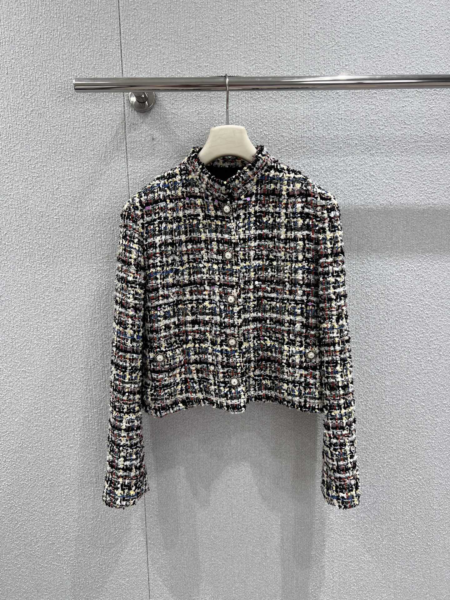 NO:713773,Skirts and jackets support exchange. Chane* 25Fw new autumn and winter round neck buttoned tweed short jacket and skirt suit | Exclusively developed by yb!  Top quality production!  This round-neck buttoned suit is an elegant must-have this season. The mixed-color tweed fabric is interwoven with multi-color yarns, which reflects a fine luster under the light, giving it a retro and gorgeous texture. The short jacket adopts a round-neck design, with neat lines modifying the proportions of the neck, and a single row of pearl white buttons embellished throughout, which hides exquisite details in simplicity. The skirt of the same series features an A-line  The shape cleverly modifies the leg lines and echoes the short cut of the jacket to create a golden ratio of 37:30. When worn as a whole set, wear a silk suspender inside to show French laziness. When split and matched, the jacket can be combined with jeans to create a casual street feel, and the skirt can be paired with a sweater to create a gentle atmosphere. It is an investment item that can be worn in all seasons. Available now.  S/M/L real shot details,,chanel,skirts,jeans,jackets & coats,real silk,gold,19860909半裙 外套支持换款 Chane* 25Fw秋冬新款 圆领系扣粗花呢短款外套半裙套装丨独家yb开发！顶级高版出品！这套圆领系扣套装是本季必入的优雅担当.混彩粗花呢面料由多色纱线交织而成,在光线下折射出细碎光泽,自带复古华丽质感；短款外套采用圆领设计,利落线条修饰颈部比例,单排珍珠白纽扣点缀其间,简约中暗藏精致细节.同系列半裙以A字版型巧妙修饰腿部线条,与外套的短款剪裁相呼应,打造三七分黄金比例.整套穿着时,内搭真丝吊带尽显法式慵懒,拆分搭配时,外套可与牛仔裤组合出随性街头感,半裙则能搭配针织衫营造温柔氛围,是一件可以穿四季的投资款单品.现货发售 S/M/L实拍细节图,,chanel,skirts,jeans,jackets & coats,real silk,gold,,Women's clothing