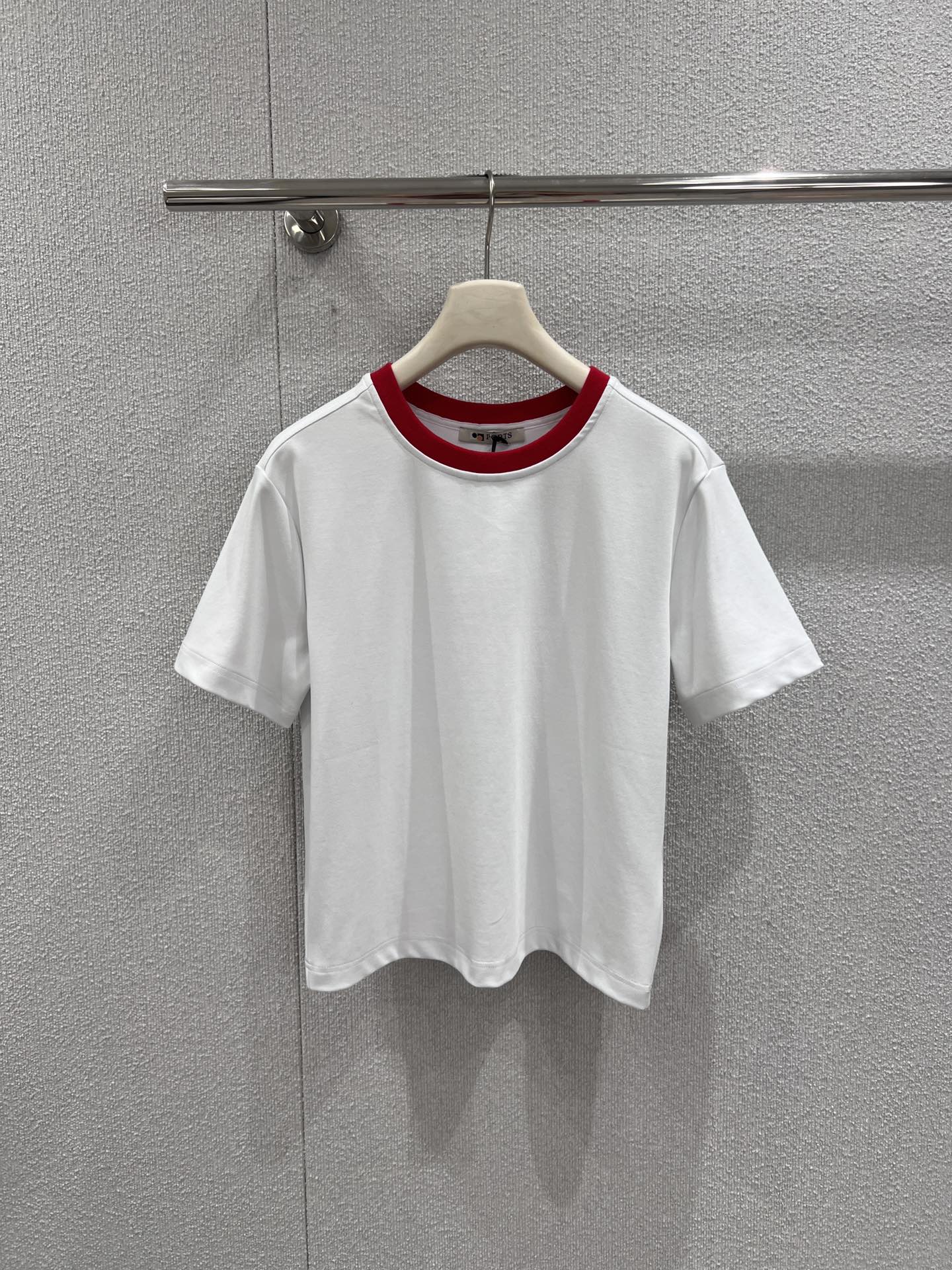 NO:715635,Support exchange Port* 26Ss early spring new solid color contrast collar pony pendant short-sleeved T-shirt丨Exclusively developed by yb!  Top quality production!  With pure white as the base and fiery red as the contrasting collar, it reshapes the classic college style. The fine cotton material is skin-friendly and breathable, and the loose shoulder silhouette is suitable for a variety of body shapes. The drawstring design on the back and the pony pendant are the finishing touches - the adjustable drawstring adds casualness, and the red and white pony pendant echoes the contrasting color of the collar, low-key and ingenious.  Whether paired with jeans to create a relaxed feel for daily life, or combined with a skirt to express elegance and vitality, it can become a versatile item in the early spring wardrobe. Ready-made S/M/L real-shot detailed pictures, skirts, jeans, T-shirts, tees, t-shirts,19860909支持换款 Port* 26Ss早春新款 净色撞色领小马吊坠短袖T恤丨独家yb开发！顶级高版出品！以纯净白为底,炽热红为撞色领边,重塑经典学院风.细腻棉料亲肤透气,宽松落肩版型适配多元身形,后身的抽绳设计与小马吊坠是点睛之笔——可调节抽绳增添随性感,红白色小马吊坠呼应领口撞色,低调彰显巧思.无论是搭配牛仔裤打造松弛感日常,还是与半裙组合诠释优雅活力,都能成为早春衣橱里的百搭质感单品.现货发售S/M/L实拍细节图,,skirts,jeans,T-shirt,tees，t-shirt,,Women's clothing