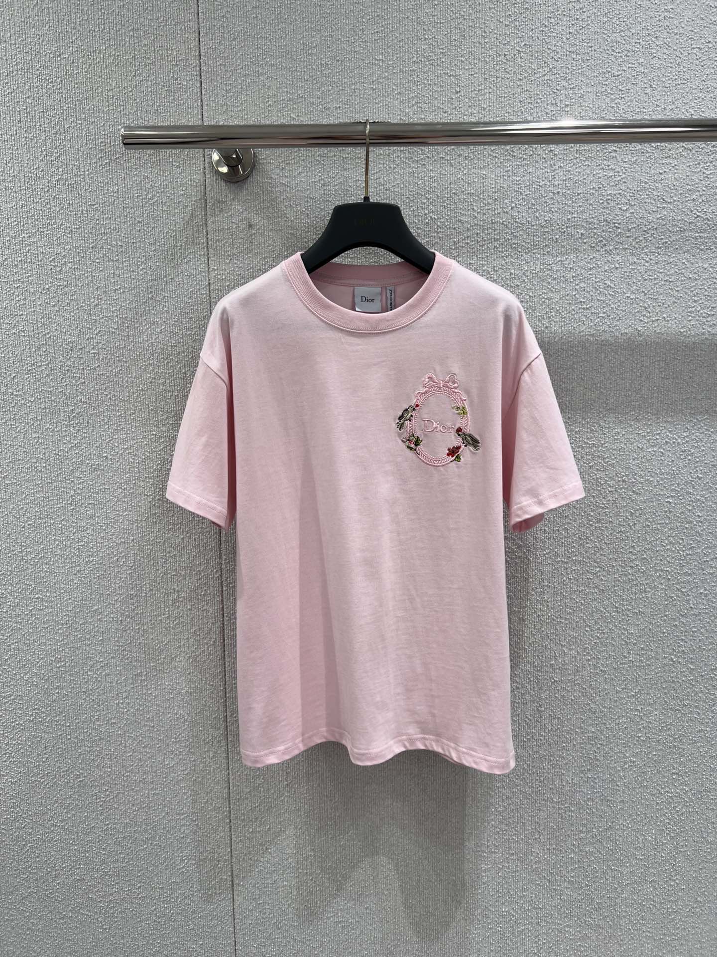 NO:715623,Support exchange Dio* 26Ss early spring new style letter embroidered round neck short-sleeved T-shirt丨Exclusively developed by yb!  Top quality production!  It uses soft cherry blossom pink as the base color to interpret the romantic texture of French girls. The fine cotton material is skin-friendly and breathable. The classic round neck style is suitable for various scenes. The garland embroidery on the left chest is the finishing touch. The loose cut combines comfort and style. It can be paired with jeans for a casual everyday  , it can also be combined with a skirt to interpret the sweet and cool style. It is a gentle and textured item in the early spring wardrobe. Ready-made S/M/L real shot details, dior, skirts, jeans, T-shirt, tees, t-shirt,19860909支持换款 Dio* 26Ss早春新款 字母刺绣圆领短袖T恤丨独家yb开发！顶级高版出品！以柔和樱花粉为底色,诠释法式少女的浪漫质感.细腻棉料亲肤透气,经典圆领版型适配多元场景,左胸处的花环刺绣是点睛之笔,宽松剪裁兼具舒适度与造型感,可搭配牛仔裤打造随性日常,亦可与半裙组合诠释甜酷风格,是早春衣橱里的温柔质感单品.现货发售S/M/L实拍细节图,,dior,skirts,jeans,T-shirt,tees，t-shirt,,Women's clothing