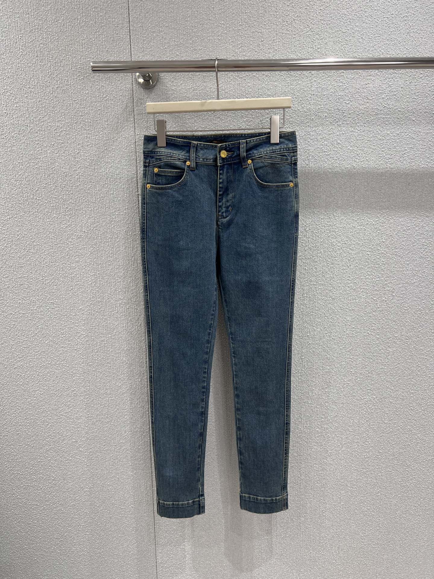 NO:715631,Support exchange Louis V*itton 26SS early spring new style old washed stretch pencil jeans丨Exclusive high-end version!  The classic pencil trousers shape is reshaped with retro distressed washing technology. The high-elastic denim fabric fits the body shape without being restrictive, and accurately outlines the leg lines. The Monogram leather brand on the waist and the curved embroidery stitching on the back pocket highlight the recognition in a low-key manner. Slim fit  The tailoring and slightly rolled trouser legs are designed to be both neat and loose. They can be paired with suspenders to create a hot girl style, or they can be combined with a shirt to create a commuting look. They are a versatile slimming tool in the early spring wardrobe. Available now in S/M/L, real shot details, Louis  vuitton,jeans,shirts,19860909支持换款 Louis V*itton 26SS早春新款 做旧洗水弹力铅笔牛仔裤丨独家高版出品！以复古做旧洗水工艺重塑经典铅笔裤型.高弹牛仔面料贴合身形却无束缚感,精准勾勒腿部线条；腰头的Monogram皮革牌与后袋的弧形刺绣线迹,低调彰显辨识度.修身剪裁与微卷裤脚设计兼具利落感与松弛感,可搭配吊带打造辣妹风,亦可与衬衫组合诠释通勤质感,是早春衣橱里的百搭显瘦利器.现货发售S/M/L实拍细节图,,louis vuitton,jeans,shirts,,Women's clothing