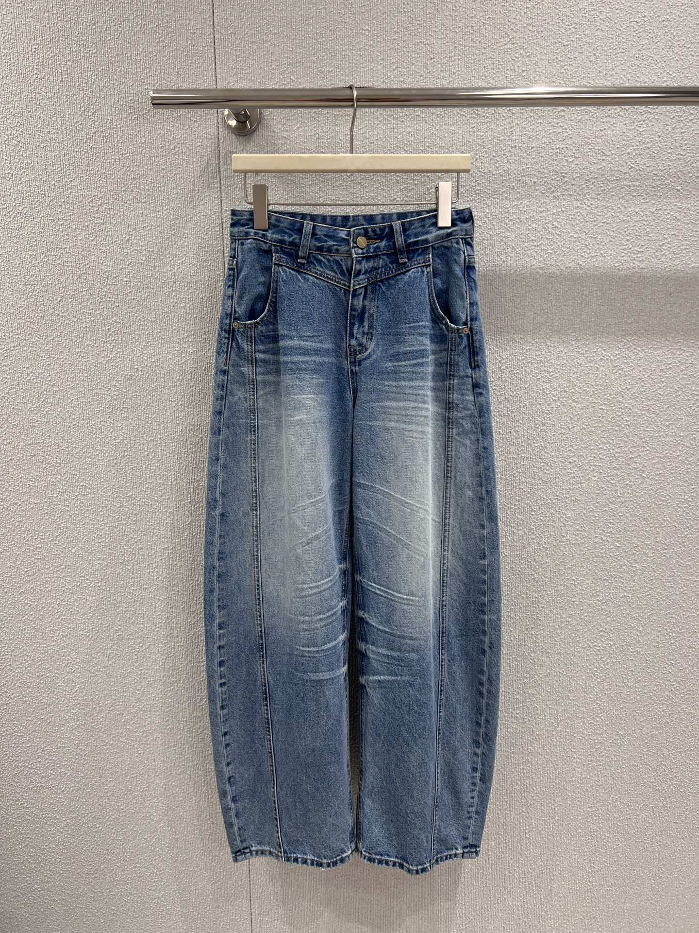 NO:715639,Support exchange, designer style 26SS early spring new style, distressed washed pleated denim wide-leg pants丨Exclusive high-end version!  The wide-leg trousers are reshaped with retro distressed washing techniques. The high-count denim fabric is crisp and smooth, with natural wrinkles and gradual fading to create a relaxed retro atmosphere. The high-waist design is paired with a curved trouser line to optimize body proportions, and the three-dimensional back pockets and leather brand details understate the quality.  Feeling. The loose silhouette combines comfort and style. It can be paired with suspenders to create a hot girl style, or it can be layered with a shirt to create a relaxed feeling for commuting. It is a slimming and versatile tool in the early spring wardrobe. Ready-made S/M/L real shot details, shirts,19860909支持换款 设计师款 26SS早春新款 做旧洗水褶皱牛仔阔腿裤丨独家高版出品！以复古做旧洗水工艺重塑阔腿裤型.高支牛仔面料挺括垂顺,自然褶皱与渐变褪色营造出松弛复古氛围；高腰设计搭配弧形裤线优化身材比例,后袋立体贴袋与皮牌细节低调彰显质感.宽松廓形兼具舒适度与造型感,可搭配吊带打造辣妹风,亦可与衬衫叠穿诠释通勤松弛感,是早春衣橱里的显瘦百搭利器.现货发售S/M/L实拍细节图,,shirts,,Women's clothing