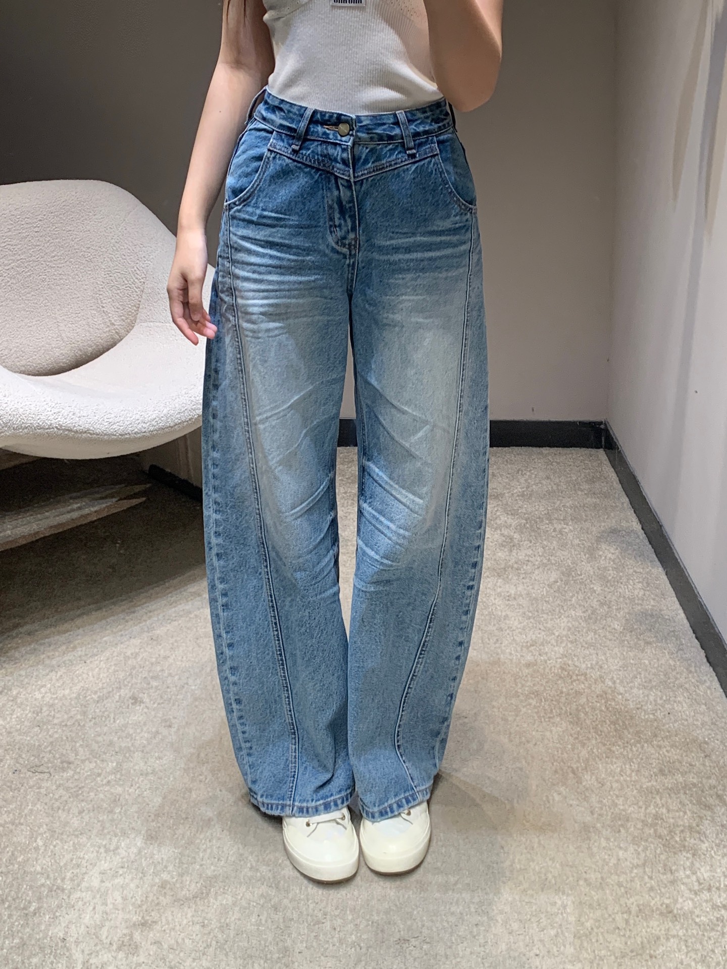 NO:715640,Designer 26SS early spring new style distressed washed pleated denim wide-leg pants丨Exclusive high-end version!  The wide-leg trousers are reshaped with retro distressed washing techniques. The high-count denim fabric is crisp and smooth, with natural wrinkles and gradual fading to create a relaxed retro atmosphere. The high-waist design is paired with curved trouser lines to optimize body proportions, and the three-dimensional back pockets and leather brand details are low-key.  Shows texture. The loose silhouette combines comfort and style. It can be paired with suspenders to create a hot girl style, or it can be layered with a shirt to create a relaxed feeling for commuting. It is a slimming and versatile tool in the early spring wardrobe. Ready for sale in S/M/L, shirts,19860909设计师款 26SS早春新款 做旧洗水褶皱牛仔阔腿裤丨独家高版出品！以复古做旧洗水工艺重塑阔腿裤型.高支牛仔面料挺括垂顺,自然褶皱与渐变褪色营造出松弛复古氛围；高腰设计搭配弧形裤线优化身材比例,后袋立体贴袋与皮牌细节低调彰显质感.宽松廓形兼具舒适度与造型感,可搭配吊带打造辣妹风,亦可与衬衫叠穿诠释通勤松弛感,是早春衣橱里的显瘦百搭利器.现货发售S/M/L,,shirts,,Women's clothing