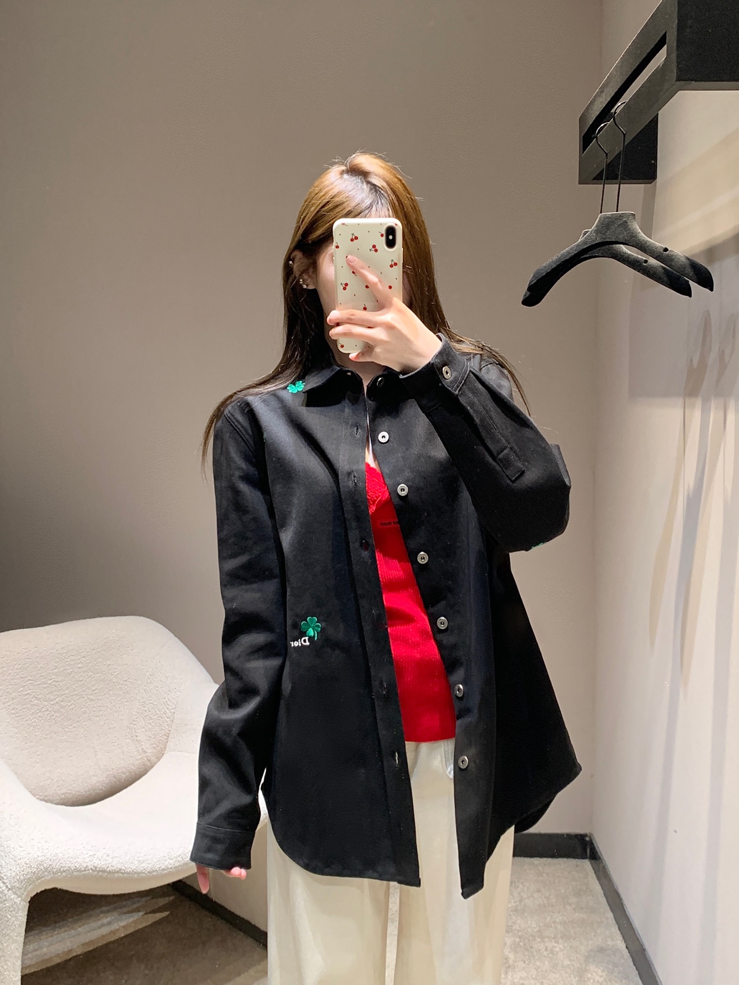 NO:715646,Dio* 26Ss early spring new style four-leaf clover embroidered denim shirt jacket | exclusive high-end version!  Based on classic black denim, with four-leaf clover embroidery as the finishing touch, it creates a shirt jacket with both retro texture and romantic atmosphere. The heavy-duty denim fabric is crisp and stylish, with a loose off-the-shoulder version suitable for various body shapes, and scattered green four-leaf clover embroidery.  The embroidery incorporates French lucky symbols, showing off the brand's ingenuity in a low-key manner. It can be worn alone for casual daily use, or layered for high-end commuting. It is a versatile and textured item in the early spring wardrobe. Available now in S/M/L, dior, jackets  & coats,jackets & coats,shirts,19860909Dio* 26Ss早春新款 四叶草刺绣牛仔衬衫夹克外套丨独家高版出品！以经典黑色牛仔为基底,四叶草刺绣为点睛之笔,打造兼具复古质感与浪漫氛围的衬衫外套.重磅牛仔面料挺括有型,宽松落肩版型适配多元身形,错落分布的绿色四叶草刺绣融入法式幸运符号,低调彰显品牌巧思.可单穿打造随性日常,亦可叠穿诠释高阶通勤,是早春衣橱里的百搭质感单品.现货发售S/M/L,,dior,jackets & coats,jackets & coats,shirts,,Women's clothing