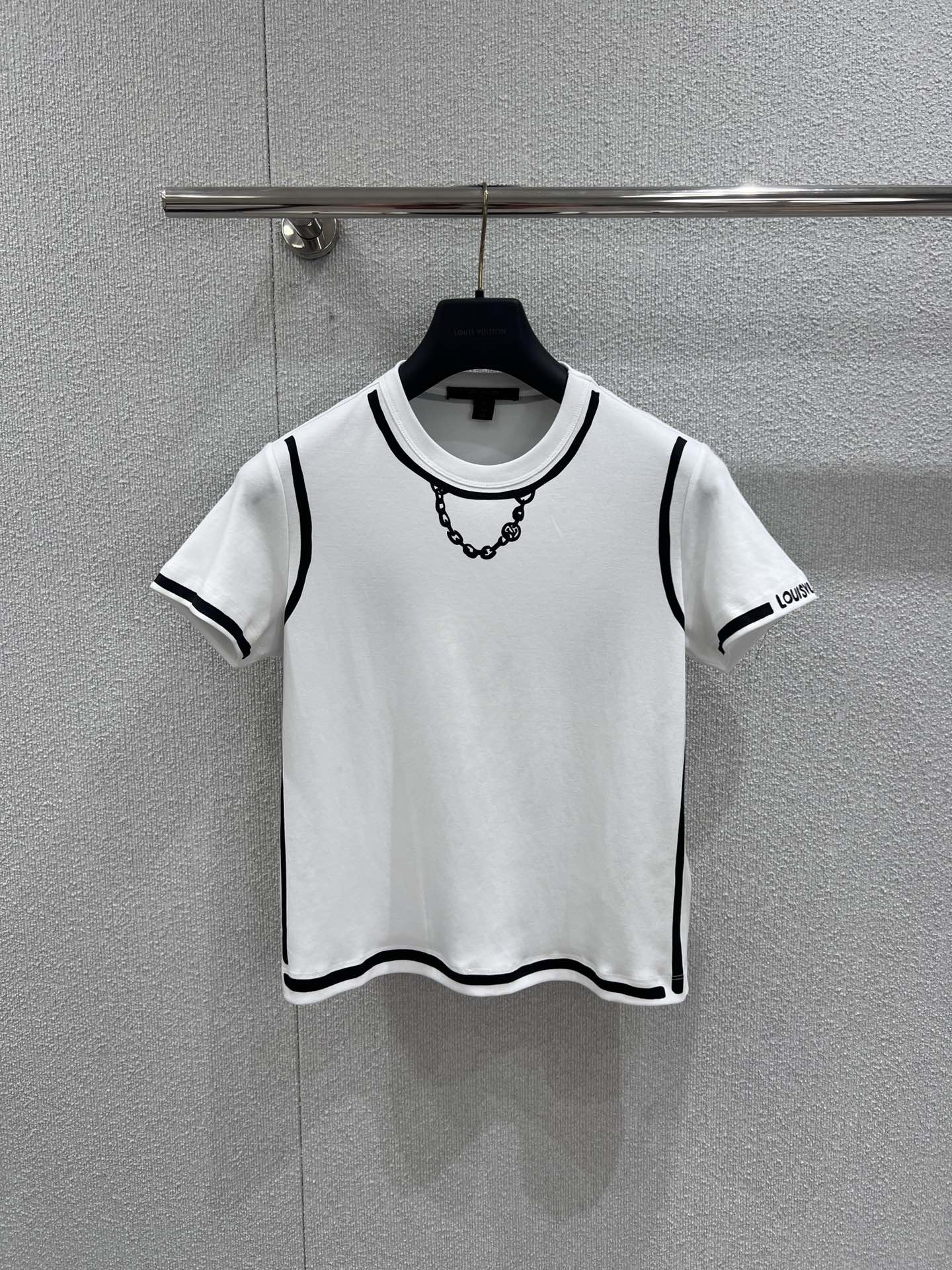 NO:715400,Support exchange Louis V*itton 26SS early spring new style graffiti 3D chain print decorative round neck short-sleeved T-shirt丨Exclusively developed by yb!  High quality production!  High-count mercerized cotton is used to create a silky and skin-friendly wearing feel. Classic black and white contrasting edges outline the round neck, cuffs and hem. The 3D chain printing on the chest combines graffiti art style, and the three-dimensional texture and logo are cleverly combined. The slightly loose box-shaped silhouette is suitable for a variety of outfits. It combines light luxury texture with street fashion aesthetics and is the finishing touch of daily life in early spring. Ready-made S/M/L real shot details, Louis  vuitton,T-shirt,tees,t-shirt,19860909支持换款 Louis V*itton 26SS早春新款 涂鸦3D链条印花装饰圆领短袖T恤丨独家yb开发！高版出品！以高支丝光棉打造丝滑亲肤的穿着感,经典黑白撞色包边勾勒圆领、袖口与下摆轮廓,胸前3D链条印花融合涂鸦艺术风格,立体肌理与标识巧妙结合；微宽松的箱型廓形适配多元穿搭,将轻奢质感与街头潮流美学融合,是早春日常的点睛单品.现货发售S/M/L实拍细节图,,louis vuitton,T-shirt,tees，t-shirt,,Women's clothing