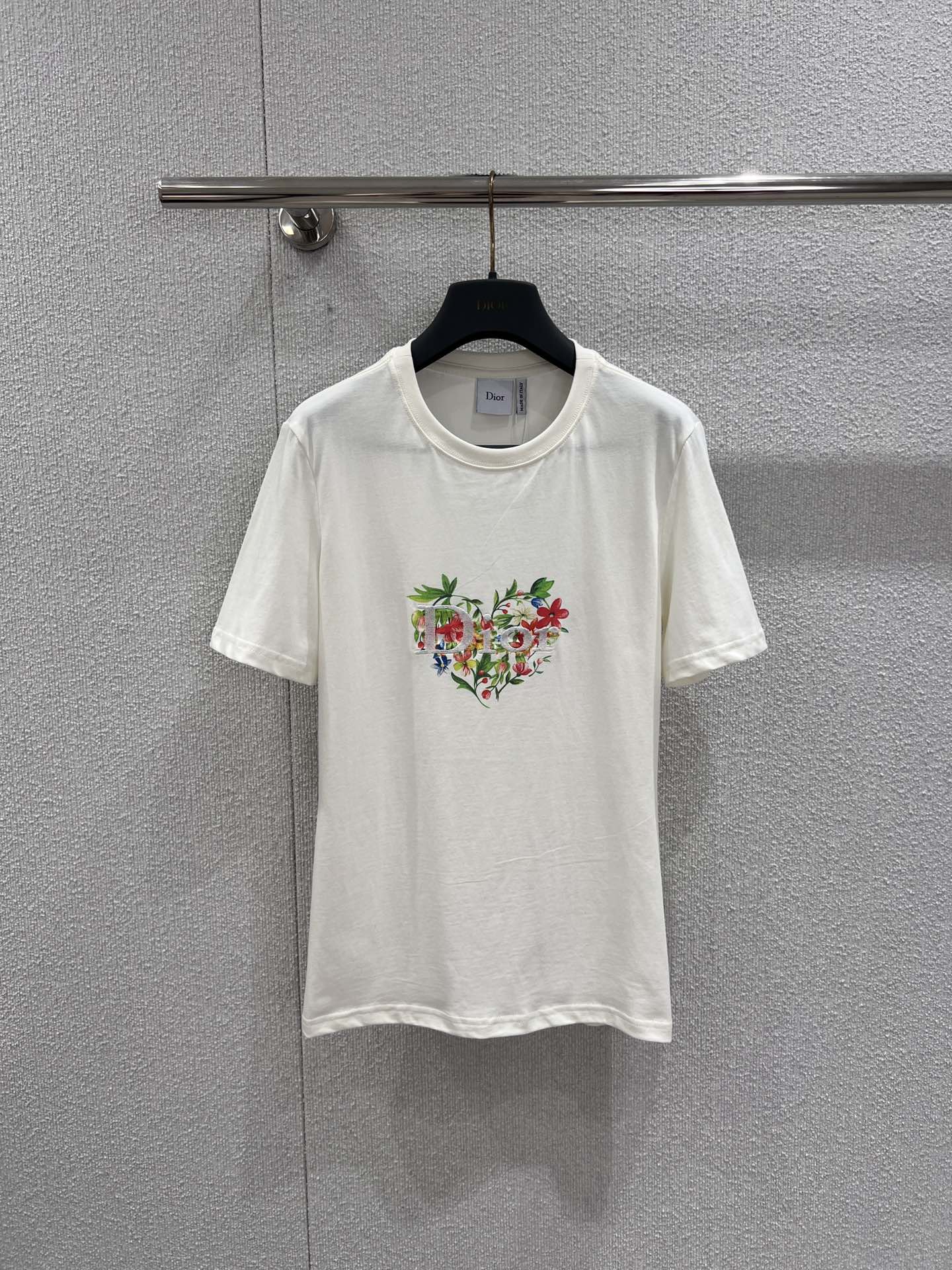 NO:715627,Support exchange Dio* 26Ss early spring new style letter embroidery love flower print round neck short-sleeved T-shirt丨Exclusive high-end version!  High-count pure cotton creates a soft and skin-friendly wearing feel. The love flower printed letter embroidery combines colorful colors and delicate brushstrokes. The simple round neck and loose slightly dropped shoulders are suitable for a variety of outfits. It cleverly blends romantic aesthetics and casual style. It is a versatile luxury product for daily use in early spring. Ready-made S/M/L real shot details, dior, T-shirt, tees, t-shirt,19860909支持换款 Dio* 26Ss早春新款 字母刺绣爱心花卉印花圆领短袖T恤丨独家高版出品！高支纯棉打造柔软亲肤的穿着感,爱心花卉印花字母刺绣融合缤纷色彩与细腻笔触,简约圆领与宽松微落肩版型适配多元穿搭,将浪漫美学与休闲风格巧妙融合,是早春日常的百搭奢品.现货发售S/M/L实拍细节图,,dior,T-shirt,tees，t-shirt,,Women's clothing
