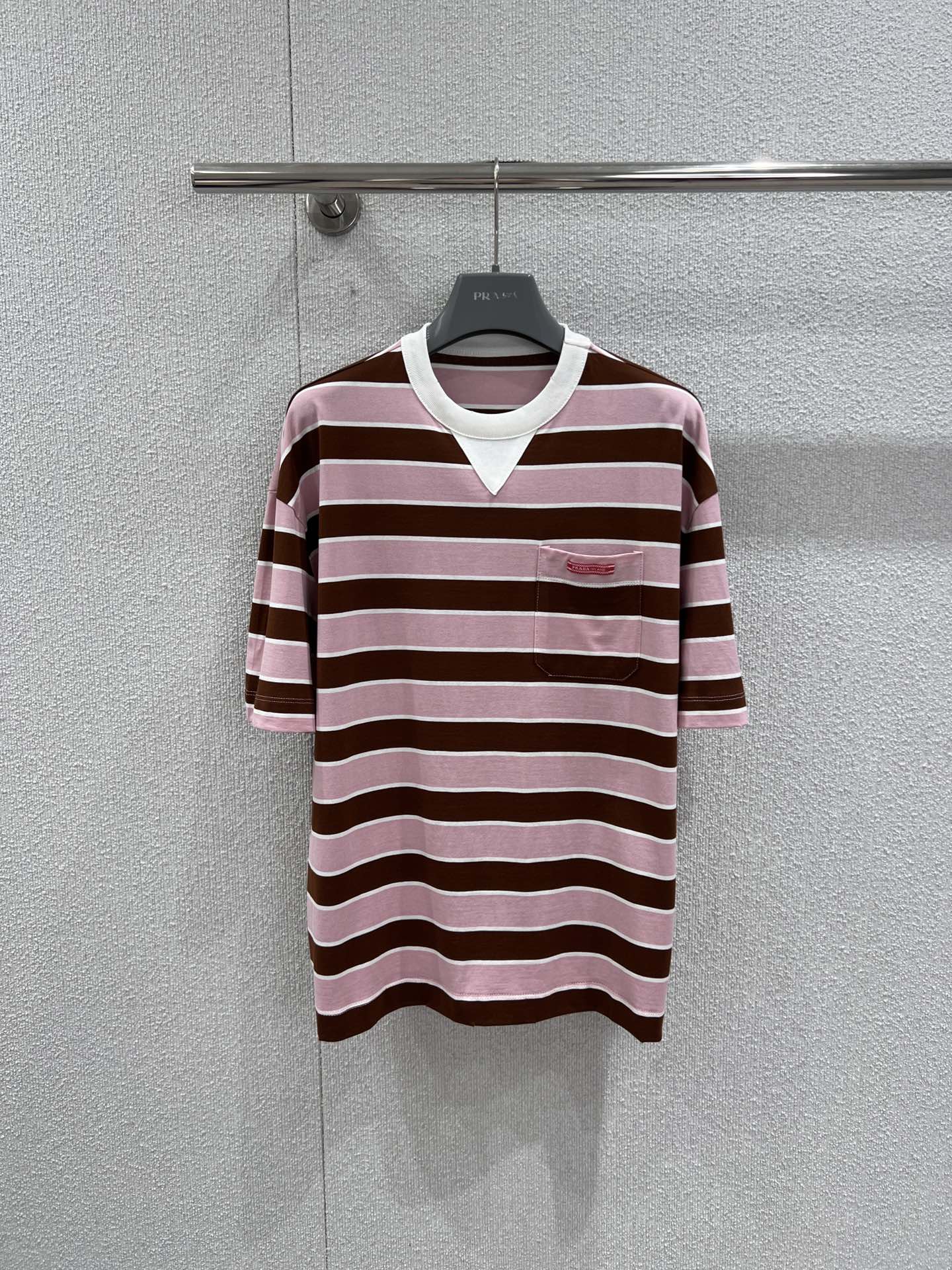 NO:716421,Supports exchange Pra*a 26Ss early spring new retro striped round neck short-sleeved T-shirt丨Exclusively developed by yb!  High quality production!  The high-count cotton fabric has been specially washed to give it a soft and waxy aged texture. The round neck is spliced with a white triangle collar piece, and the details highlight the brand's ingenuity. The loose shoulder cut is suitable for various body shapes, and the micro logo on the left chest pocket is low-key and exquisite, whether it is paired with jeans to create a relaxed fit.  Whether you wear a matching outfit or layer shirts to create a sense of layering, it can be the finishing touch of your early spring look. Ready-made S/M/L real-shot detailed pictures, prada, jeans, shirts, T-shirts, tees, t-shirts,19860909支持换款 Pra*a 26Ss早春新款 复古条纹圆领短袖T恤丨独家yb开发！高版出品！高支棉面料经过特殊水洗工艺,呈现柔糯的做旧质感,圆领处拼接白色三角领片,细节处彰显品牌巧思.宽松落肩剪裁适配多元身形,左胸口袋的微型标识低调精致,无论是搭配牛仔裤打造松弛感穿搭,还是叠穿衬衫营造层次感,都能成为早春造型的点睛之笔.现货发售S/M/L实拍细节图,,prada,jeans,shirts,T-shirt,tees，t-shirt,,Women's clothing