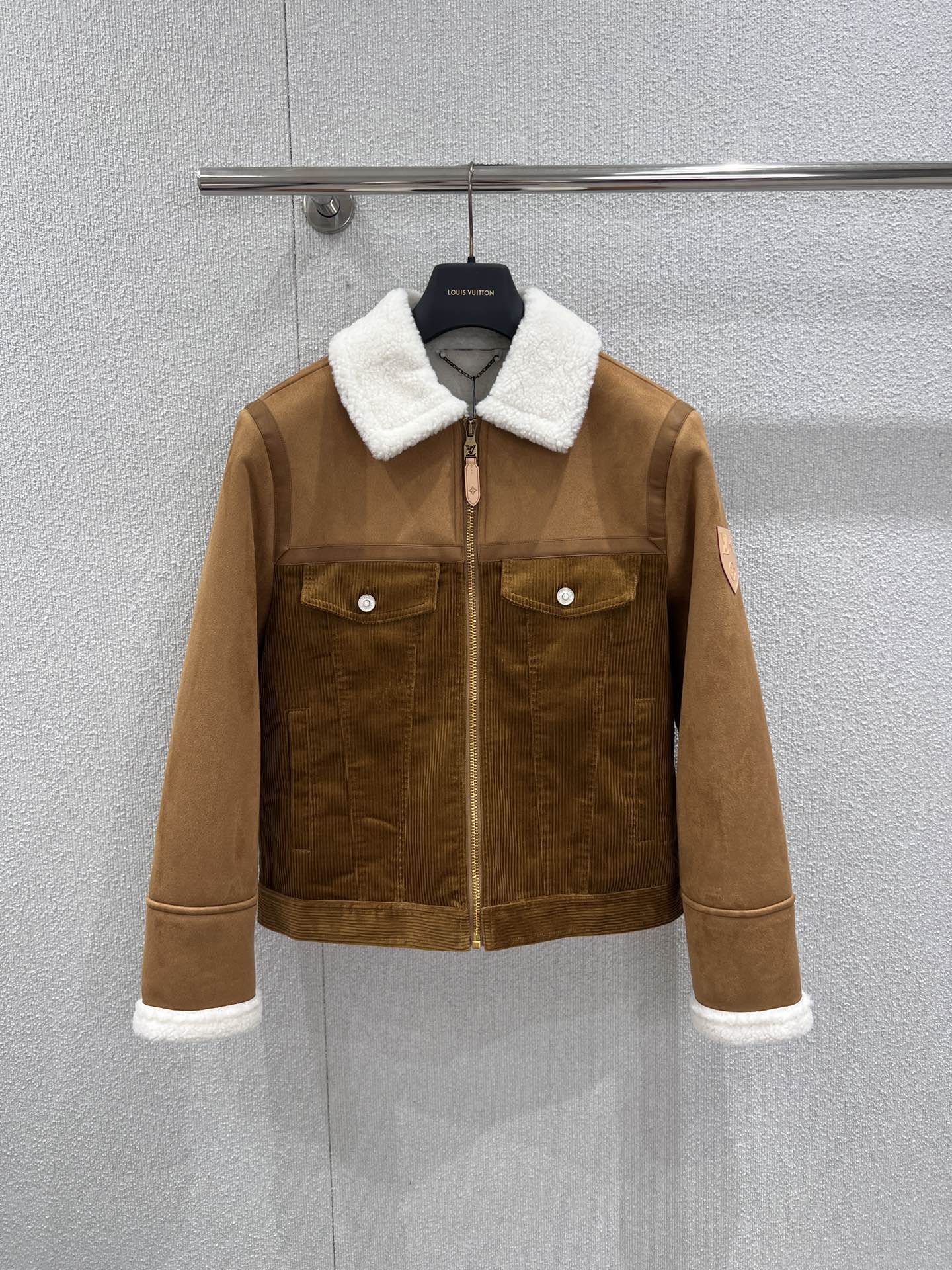 NO:716033,Support exchange Louis Vuitt*n 25Fw new autumn and winter corduroy spliced ​​lamb wool jacket丨Exclusive high-end version!  The splicing and collision of light brown suede and dark brown corduroy has rich texture layers and a warm retro autumn and winter atmosphere. The off-white lamb wool trim on the collar and cuffs has both a soft touch and visual warmth, echoing the relaxed texture of autumn and winter. The loose off-shoulder version is suitable for various body shapes, and the chest flap pocket and metal  The zipper details continue the exquisite craftsmanship, and the velvet lining design takes into account both warmth and style. Whether paired with a turtleneck sweater to create a lazy commuting style, or paired with jeans to unlock a relaxed feeling on the street, they are all hard-core warm items in the autumn and winter wardrobe. Ready-made S/M/L real shot details, Louis  vuitton,jeans,jackets & coats,jackets & coats,chamois leather,19860909支持换款 Louis Vuitt*n 25Fw秋冬新款 灯芯绒拼接羊羔毛夹克外套丨独家高版出品！浅棕麂皮与深棕灯芯绒拼接碰撞,肌理层次丰富,自带温暖复古的秋冬氛围.领口与袖口的米白羊羔毛镶边,兼具柔软触感与视觉暖意,呼应秋冬的松弛质感.宽松落肩版型适配多元身形,胸前翻盖口袋与金属拉链细节延续精致工艺,内里加绒设计兼顾保暖与格调.无论搭配高领针织衫打造慵懒通勤风,还是配牛仔裤解锁街头松弛感,都是秋冬衣橱里的硬核保暖单品.现货发售S/M/L实拍细节图,,louis vuitton,jeans,jackets & coats,jackets & coats,chamois leather,,Women's clothing