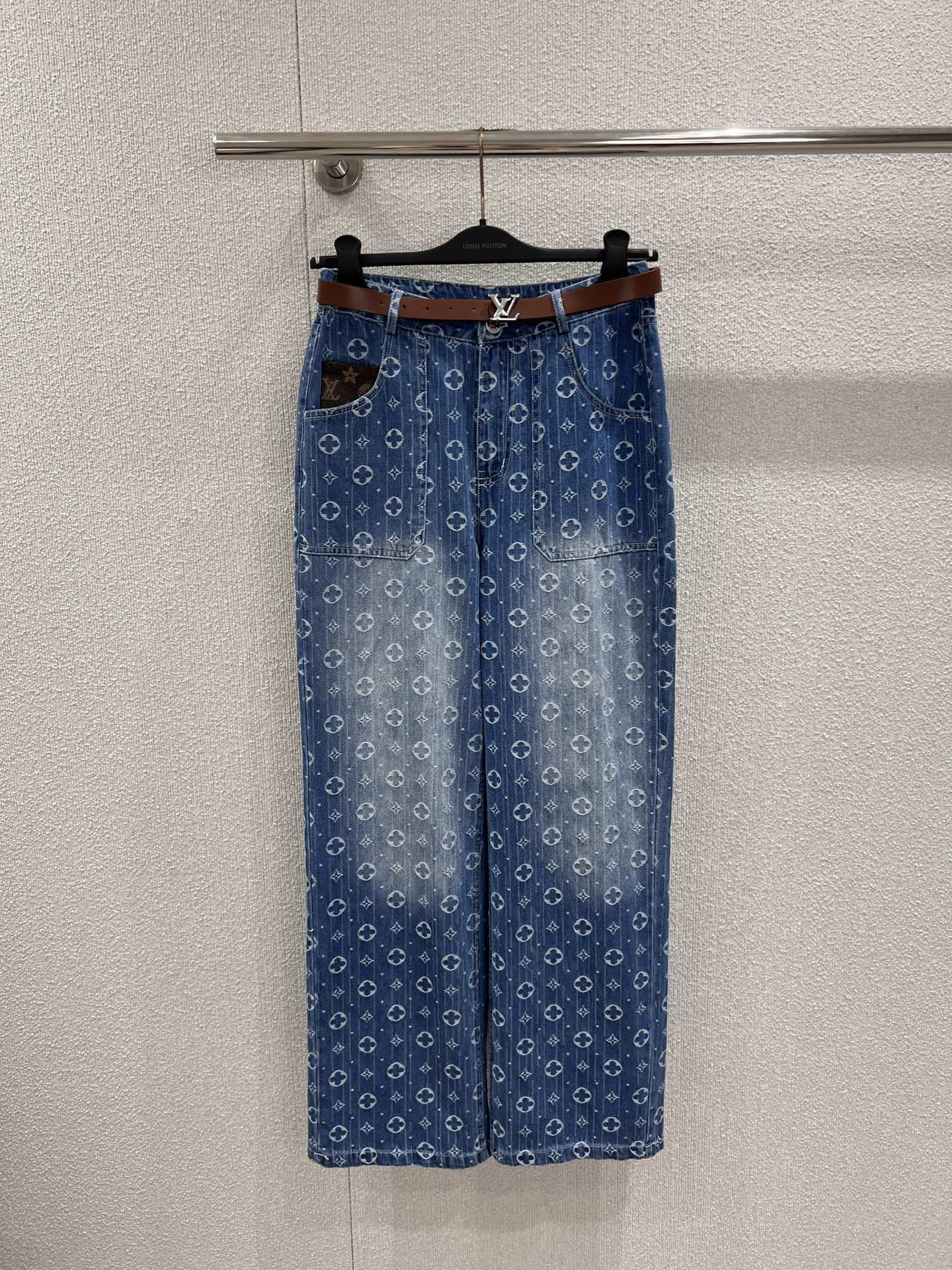 NO:715657,Support exchange Louis V*itton 26SS new early spring Monogram jacquard belt jeans丨Exclusive high-end version!  With the iconic Monogram jacquard as the core, it is blended with retro washed denim blue to create a wide-leg trousers that is both recognizable and relaxed. The all-over printed old flower dark patterns are looming in the distressed texture, giving it a sense of low-key luxury; paired with a belt of the same color, it can accurately enhance the waistline and modify the proportions.  It makes the legs longer. The soft and drapey denim fabric is suitable for many scenes. It can be worn with a short top for daily outings and is eye-catching. It can also create a French lazy atmosphere with a suit jacket for commuting. It is a rare 'taiwan balm' item in the wardrobe. Ready-made S/M/L real shot details, Louis  vuitton,jeans,jackets & coats,business suit,19860909支持换款 Louis V*itton 26SS早春新款 Monogram提花腰带牛仔裤丨独家高版出品！以标志性Monogram提花为核心,融入复古水洗牛仔蓝,打造兼具辨识度与松弛感的阔腿裤型.满印老花暗纹在做旧肌理中若隐若现,自带低调奢华感；搭配同色系腰带,精准提升腰线,修饰比例更显腿长.柔软垂坠的牛仔面料适配多场景,日常出街配短上衣活力吸睛,通勤搭西装外套又能营造法式慵懒氛围,是衣橱里不可多得的“万金油”单品.现货发售S/M/L实拍细节图,,louis vuitton,jeans,jackets & coats,business suit,,Women's clothing