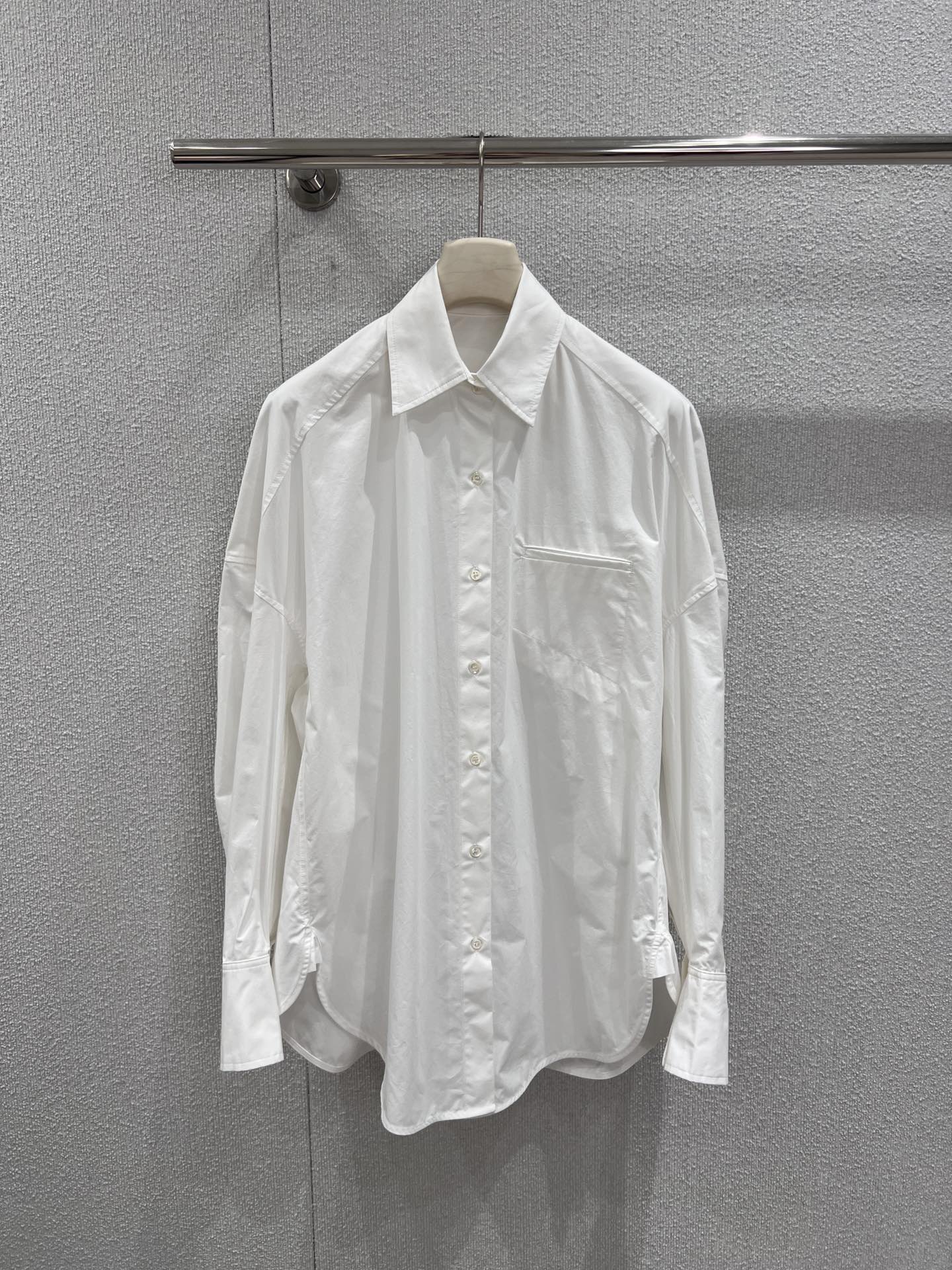 NO:716427,Support exchange, designer style 26Ss early spring new style white loose version long-sleeved shirt丨Exclusive high-end version!  It interprets relaxed aesthetics with a minimalist silhouette. The high-count cotton poplin fabric is selected, which has stiff muscles and delicate drape. The loose shoulder cut is suitable for various body shapes. The curved hem and side slit design weaken the formal feeling of the shirt. Wear it alone to create a 'lost shirt'  'Trace' casual style, layered suits or sweaters can create a layered atmosphere. It is a core item in the early spring wardrobe that has both practicality and style. Ready-made S/M/L real shot details, shirts, business  suit,19860909支持换款 设计师款 26Ss早春新款 白色宽松版长袖衬衫丨独家高版出品！以极简廓形诠释松弛美学.甄选高支棉府绸面料,自带挺括筋骨与细腻垂坠感,宽松落肩剪裁适配多元身形,弧形下摆与侧开叉设计弱化衬衫的正式感.单穿可打造“下衣失踪”的随性造型,叠穿西装或针织衫则能营造层次氛围,是早春衣橱里兼具实穿性与造型感的核心单品.现货发售S/M/L实拍细节图,,shirts,business suit,,Women's clothing