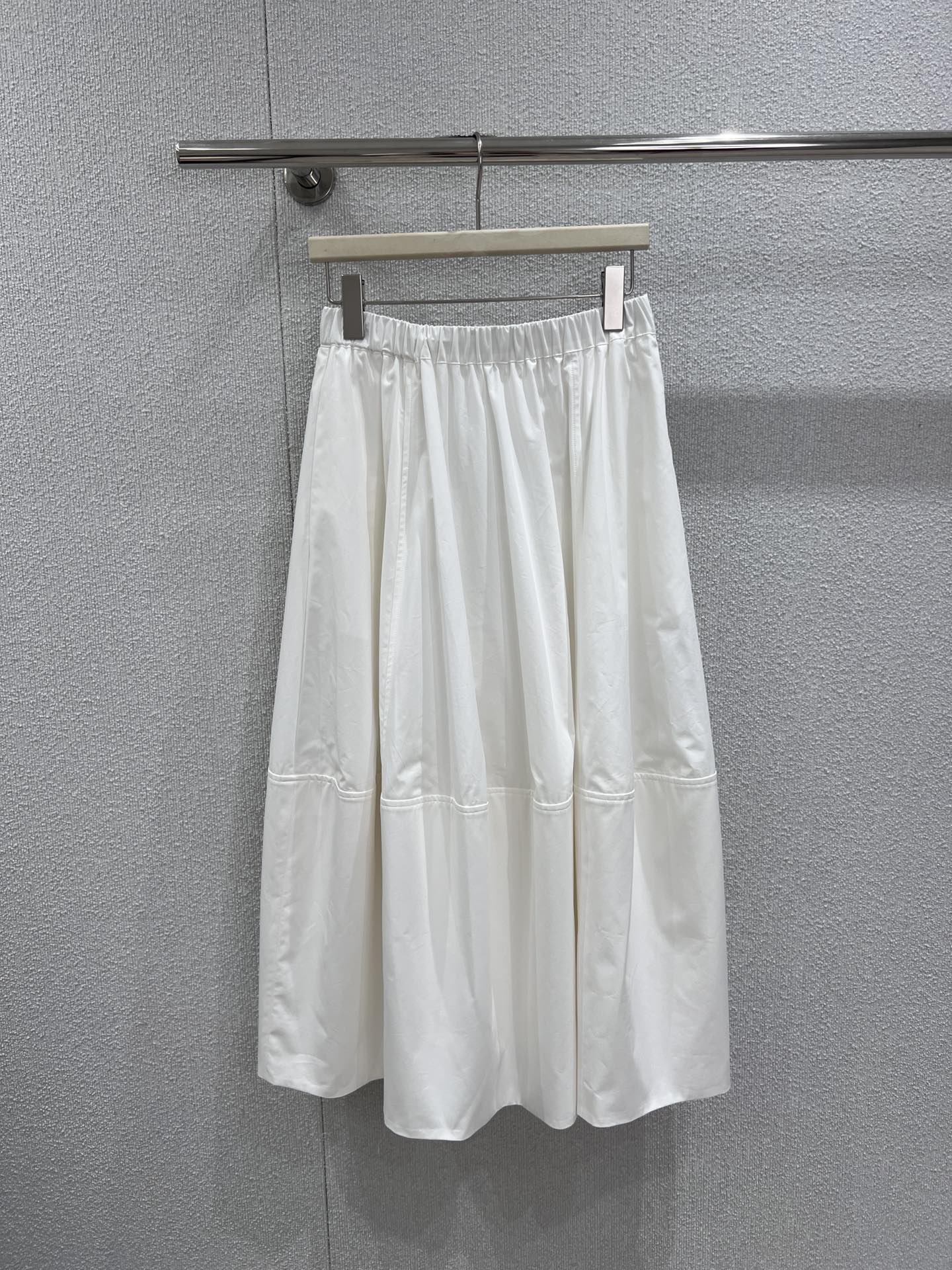 NO:716724,Support exchange, designer style 26Ss early spring new high-count pure cotton elastic waist mid-length skirt flower bud skirt丨Exclusive high-end version!  Made of high-count pure cotton to create a crisp silhouette, it comes in two tones, pure off-white and classic pure black, suitable for different styles. The elastic waistband is comfortable and not tight, and the three-dimensional cut flower skirt has fluffy curvature, making it light and agile when walking. It can be matched with slimming  A knitted sweater creates an elegant commuting feel, and can also be combined with a hot girl-style suspender belt to create a casual atmosphere. It is a versatile item that is both romantic and practical in the early spring wardrobe. Ready-made S/M/L real shot details,,skirts,19860909支持换款 设计师款 26Ss早春新款 高支纯棉松紧腰中长裙花苞裙丨独家高版出品！以高支纯棉打造挺括廓形,纯净米白与经典纯黑两种色调,适配不同风格.松紧腰头舒适不勒身,立体剪裁的花苞裙摆自带蓬松弧度,走动间轻盈灵动.既可搭配修身针织衫营造优雅通勤感,也能与辣妹风吊带组合出随性氛围感,是早春衣橱里兼具浪漫与实穿性的百搭单品.现货发售S/M/L实拍细节图,,skirts,,Women's clothing