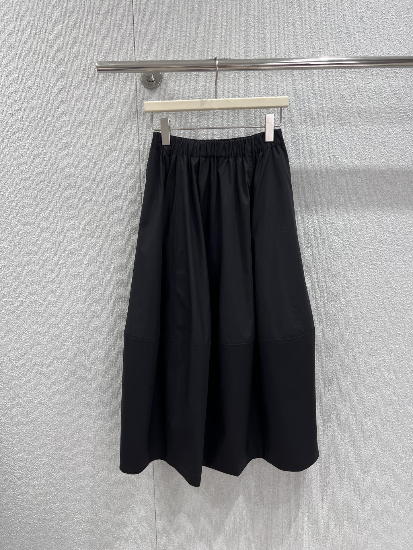 NO:716730,Support exchange, designer style 26Ss early spring new high-count pure cotton elastic waist mid-length skirt flower bud skirt丨Exclusive high-end version!  Made of high-count pure cotton to create a crisp silhouette, it comes in two tones, pure off-white and classic pure black, suitable for different styles. The elastic waistband is comfortable and not tight, and the three-dimensional cut flower skirt has fluffy curvature, making it light and agile when walking. It can be matched with slimming  A knitted sweater creates an elegant commuting feel, and can also be combined with a hot girl-style suspender belt to create a casual atmosphere. It is a versatile item that is both romantic and practical in the early spring wardrobe. Ready-made S/M/L real shot details,,skirts,19860909支持换款 设计师款 26Ss早春新款 高支纯棉松紧腰中长裙花苞裙丨独家高版出品！以高支纯棉打造挺括廓形,纯净米白与经典纯黑两种色调,适配不同风格.松紧腰头舒适不勒身,立体剪裁的花苞裙摆自带蓬松弧度,走动间轻盈灵动.既可搭配修身针织衫营造优雅通勤感,也能与辣妹风吊带组合出随性氛围感,是早春衣橱里兼具浪漫与实穿性的百搭单品.现货发售S/M/L实拍细节图,,skirts,,Women's clothing
