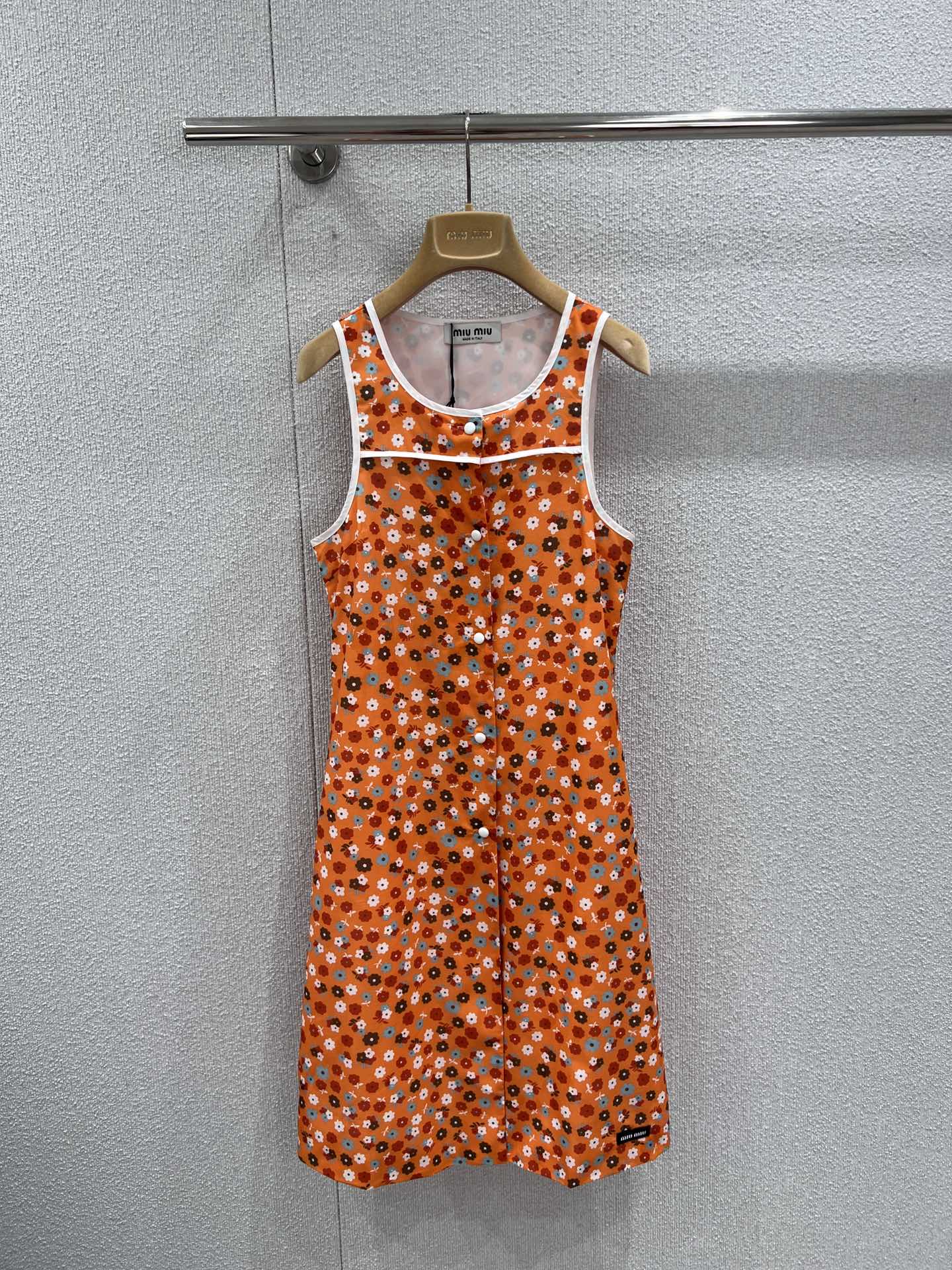 NO:715652,Supports exchange Miumi* 26Ss early spring new style retro flower print vest dress丨exclusively developed by yb!  High quality production!  It uses bright retro orange as the base and is covered with playful floral prints to awaken the vitality of spring. The sleeveless vest has a neat and refreshing silhouette, outlining the lines of the shoulders and neck. The contrasting edges and front buttons are embellished with details, adding a retro college feel. The light and drapey fabric is suitable for layering in many seasons, no matter what.  Whether worn alone for a picnic or worn with a suit for commuting, it can become the focus of your style, allowing you to show your girlish elegance and agility in the bright spring weather. Ready-made S/M/L real shot details,, miumiu, skirts, business  suit,19860909支持换款 Miumi* 26Ss早春新款 复古花朵印花背心连衣裙丨独家yb开发！高版出品！以明媚复古橙为底,铺满俏皮烂漫的碎花印花,唤醒春日生机.无袖背心版型利落清爽,勾勒肩颈线条；撞色包边与前襟纽扣点缀细节,增添复古学院感.轻盈垂坠的面料适配多季叠穿,无论是单穿奔赴野餐,还是外搭西装通勤,都能成为造型焦点,让你在烂漫春意中,尽显少女式的优雅与灵动.现货发售S/M/L实拍细节图,,miumiu,skirts,business suit,,Women's clothing