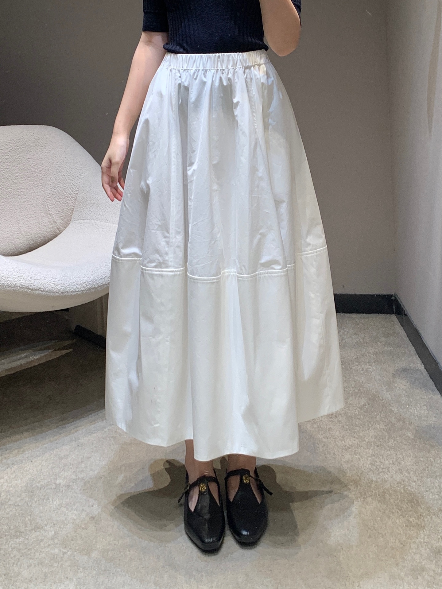 NO:716727,Designer model 26Ss early spring new high-count pure cotton elastic waist mid-length skirt bud skirt | Exclusive high-end version!  Made of high-count pure cotton to create a crisp silhouette, it comes in two tones of pure off-white and classic pure black, suitable for different styles. The elasticated waistband is comfortable and not restrictive, and the three-dimensional cut flower skirt has fluffy curvature, which makes it light and agile when walking. It can be paired with a slim knitted sweater to create an elegant commuting feel, or combined with a hot girl style suspender belt to create a casual atmosphere. It is a versatile item in the early spring wardrobe that is both romantic and practical. Available now in S/M/L, skirts,19860909设计师款 26Ss早春新款 高支纯棉松紧腰中长裙花苞裙丨独家高版出品！以高支纯棉打造挺括廓形,纯净米白与经典纯黑两种色调,适配不同风格.松紧腰头舒适不勒身,立体剪裁的花苞裙摆自带蓬松弧度,走动间轻盈灵动.既可搭配修身针织衫营造优雅通勤感,也能与辣妹风吊带组合出随性氛围感,是早春衣橱里兼具浪漫与实穿性的百搭单品.现货发售S/M/L,,skirts,,Women's clothing