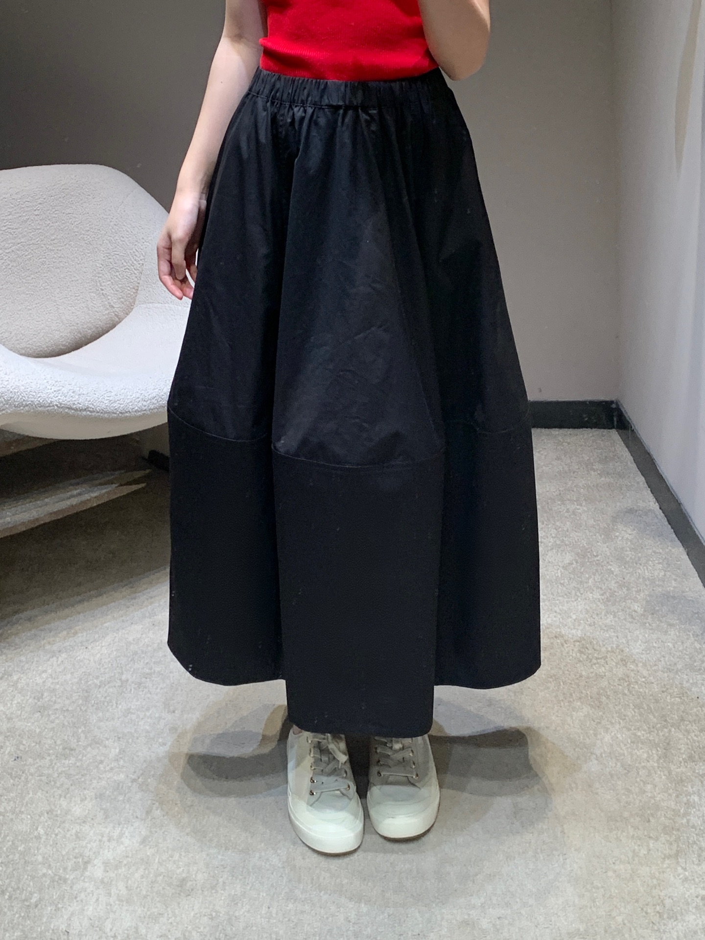 NO:716731,Designer model 26Ss early spring new high-count pure cotton elastic waist mid-length skirt bud skirt | Exclusive high-end version!  Made of high-count pure cotton to create a crisp silhouette, it comes in two tones of pure off-white and classic pure black, suitable for different styles. The elasticated waistband is comfortable and not restrictive, and the three-dimensional cut flower skirt has fluffy curvature, which makes it light and agile when walking. It can be paired with a slim knitted sweater to create an elegant commuting feel, or combined with a hot girl style suspender belt to create a casual atmosphere. It is a versatile item in the early spring wardrobe that is both romantic and practical. Available now in S/M/L, skirts,19860909设计师款 26Ss早春新款 高支纯棉松紧腰中长裙花苞裙丨独家高版出品！以高支纯棉打造挺括廓形,纯净米白与经典纯黑两种色调,适配不同风格.松紧腰头舒适不勒身,立体剪裁的花苞裙摆自带蓬松弧度,走动间轻盈灵动.既可搭配修身针织衫营造优雅通勤感,也能与辣妹风吊带组合出随性氛围感,是早春衣橱里兼具浪漫与实穿性的百搭单品.现货发售S/M/L,,skirts,,Women's clothing