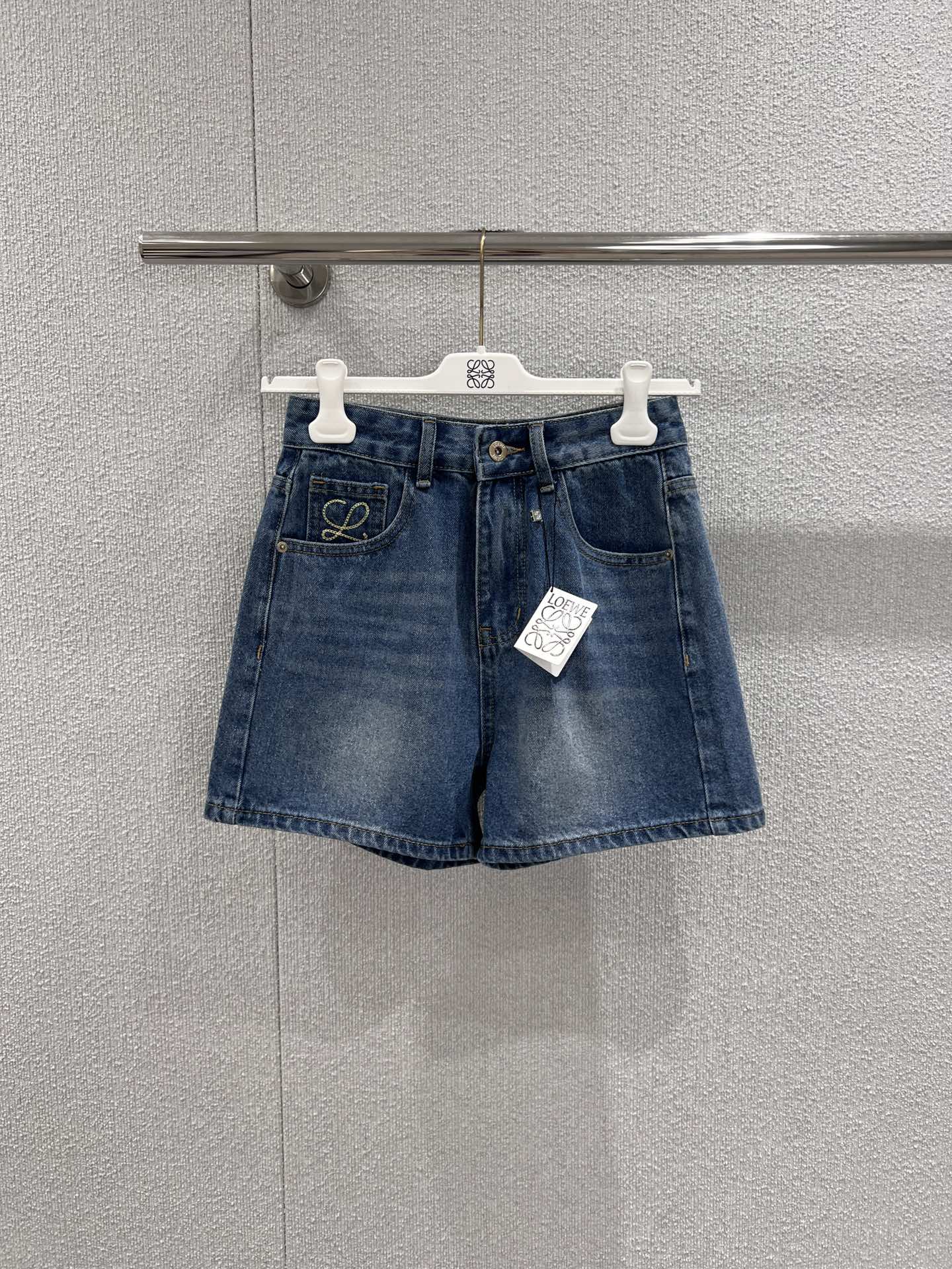 NO:717569,Support exchange Loew* 26Ss new early spring logo embroidered denim shorts丨Exclusive high-end version!  It is based on retro washed blue to interpret a minimalist and high-end feel. The high-waisted A-line shape neatly tightens the waistline, and the loose pants shape modifies the crotch line, visually elongating the legs. The front and rear pockets are embellished with the iconic Anagram embroidery, and the beige stitching is delicate and delicate.  The leather label on the back waist shows off your identity in a low-key manner. It is made of soft and crisp denim fabric, which is skin-friendly, breathable and not easy to deform. It is the core item for creating a relaxed look in early spring. Ready-made S/M/L real shot details,,loewe,shorts,19860909支持换款 Loew* 26Ss早春新款 logo刺绣牛仔短裤丨独家高版出品！以复古水洗蓝为基底,诠释极简高级感.高腰A字版型利落收紧腰线,宽松裤型修饰胯部线条,视觉上拉长双腿.前后口袋点缀标志性Anagram刺绣,米黄色线迹细腻精致,后腰皮质牌标低调彰显身份.选用柔软挺括的牛仔面料,亲肤透气且不易变形,是早春打造松弛感穿搭的核心单品.现货发售S/M/L实拍细节图,,loewe,shorts,,Women's clothing